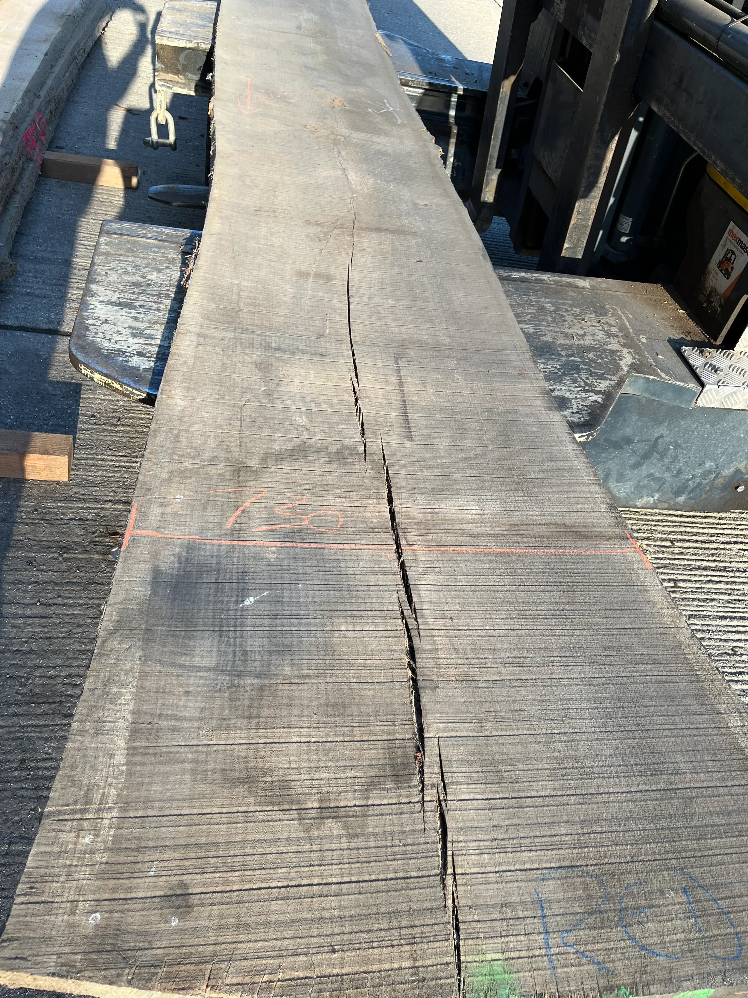 Red oak live edge board 813413 4.webp