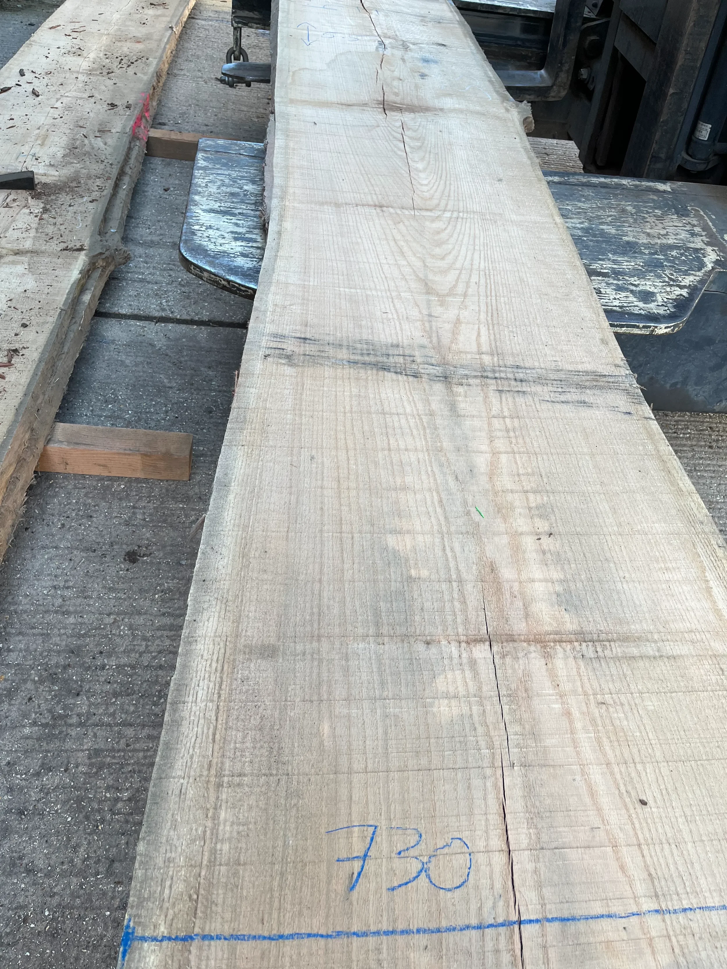 Red oak live edge board 813411 3.webp
