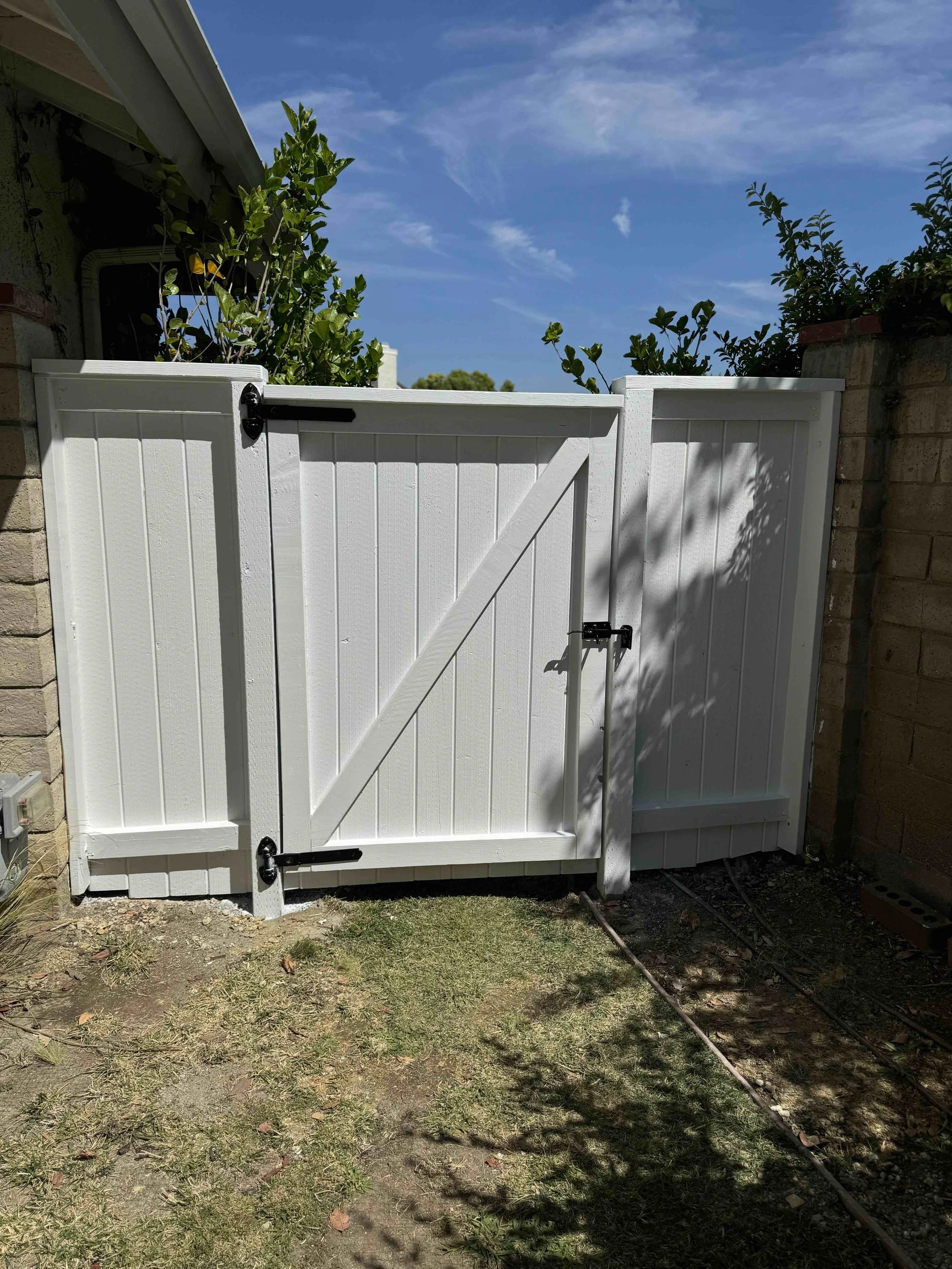 Back view of new poplar wood gate and fence designed and built by Thousand Oaks Handyman