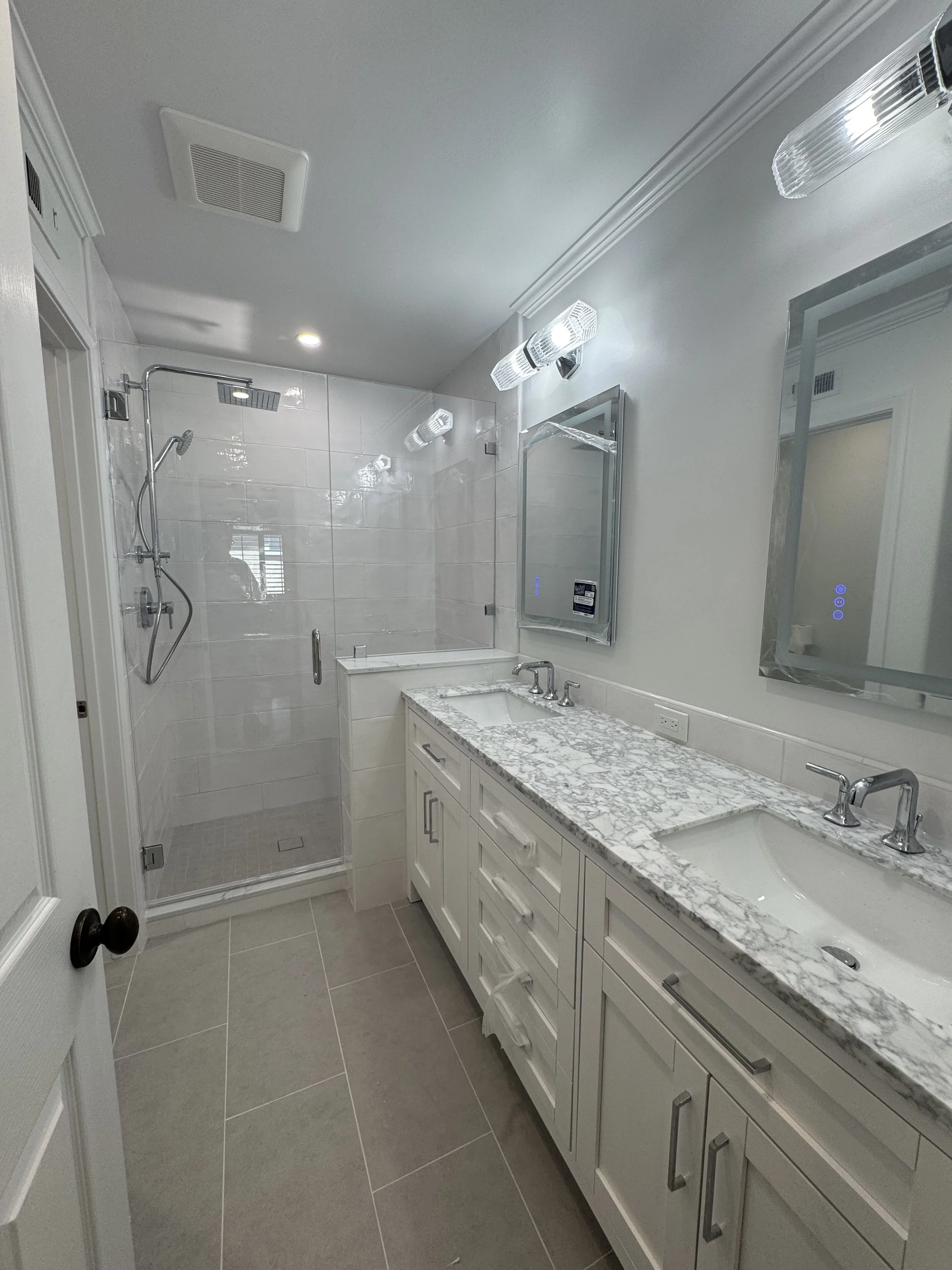 This hall bath remodel in Thousand Oaks was designed to convert a shower/tub into a spacious shower. The pony wall provided the perfect location for a hidden shower niche.