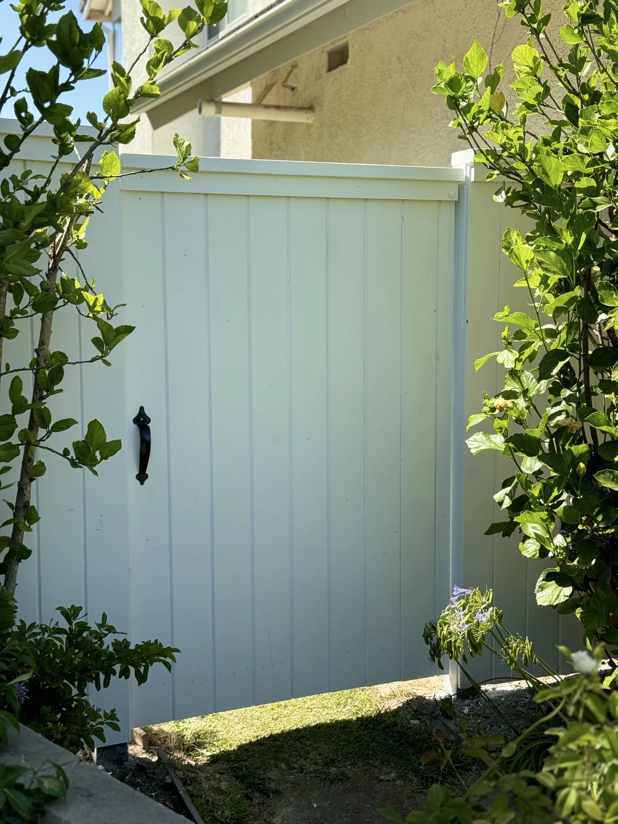 Front view of new poplar wood gate and fence designed and built by Thousand Oaks Handyman