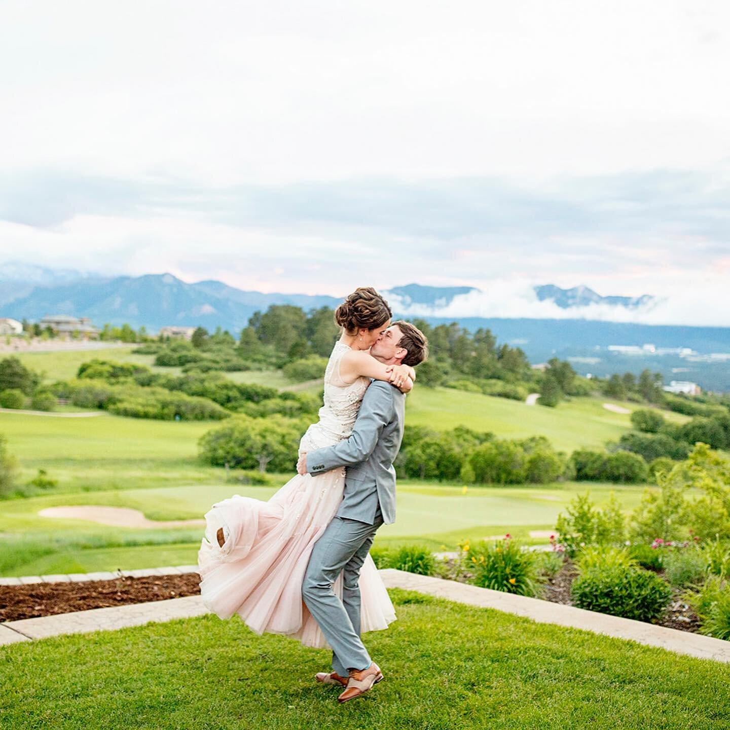 I&rsquo;m feeling like a walk down memory lane lately! Join me for a peek at Jerry + Allison&rsquo;s beautiful weekend in Colorado Springs, Colorado! ⛰ I can&rsquo;t get over the views and how fun this bunch was to spend the day with ☺️

#coloradoelo