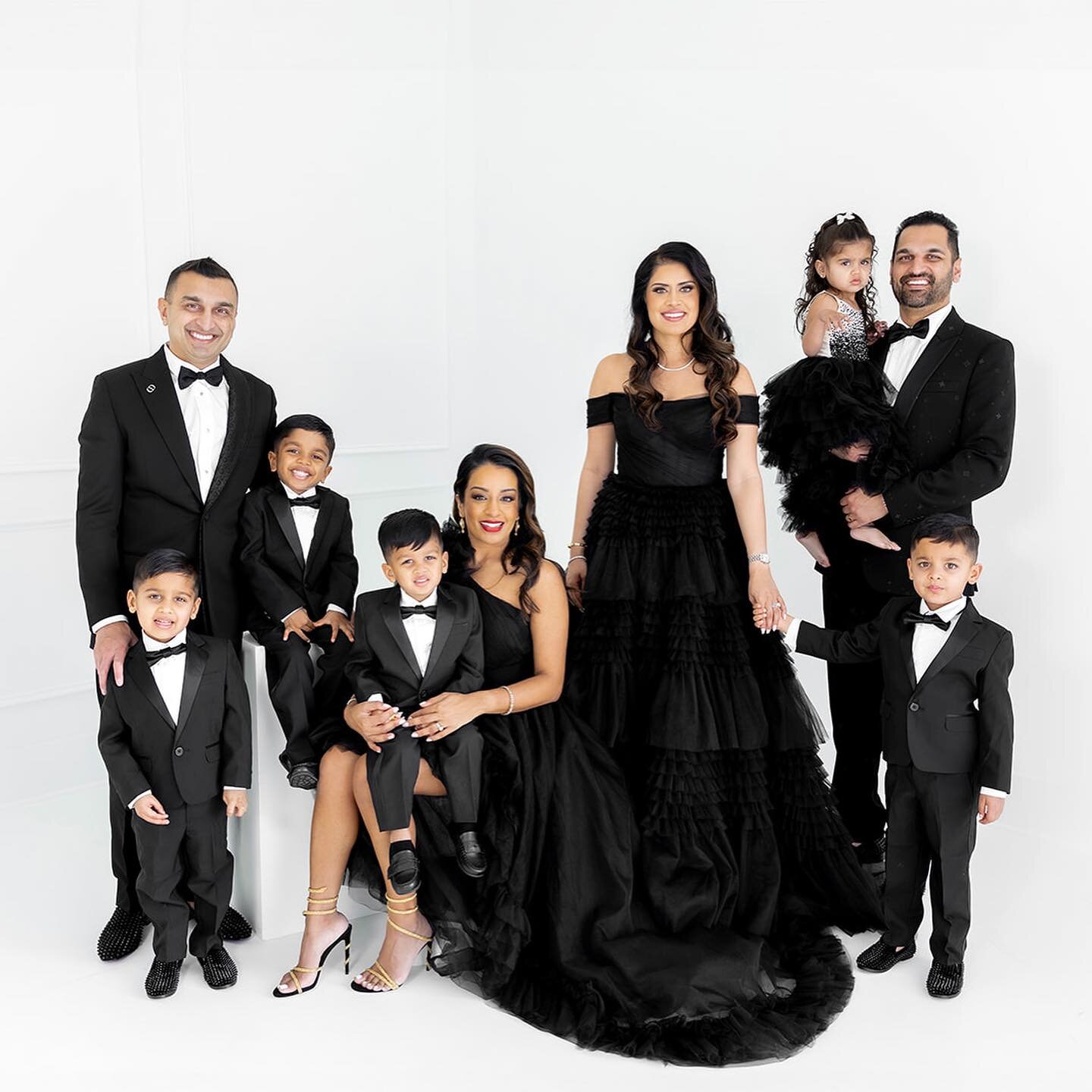 ✨ You&rsquo;ve heard of being dressed to the 9&rsquo;s but is it possible to be dressed to the 10&rsquo;s? 🌟 Asking for the Patel family who looked red carpet worthy for their family portraits at @lightbox_lexington . 💫 Can we talk about how every 