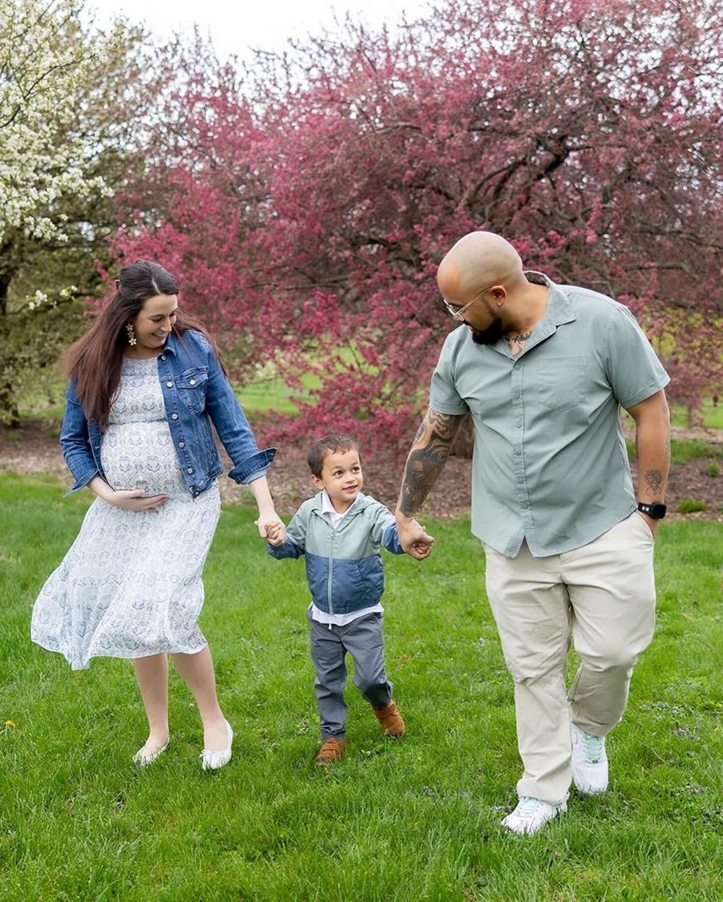 🌸 It was a chilly and drizzly spring day when we took these photos but I&rsquo;m SO glad we did! Just a few days later this family welcomed baby brother unexpectedly early. 👶🏼

Can&rsquo;t wait to meet him soon and see the Warren&lsquo;s as a fami