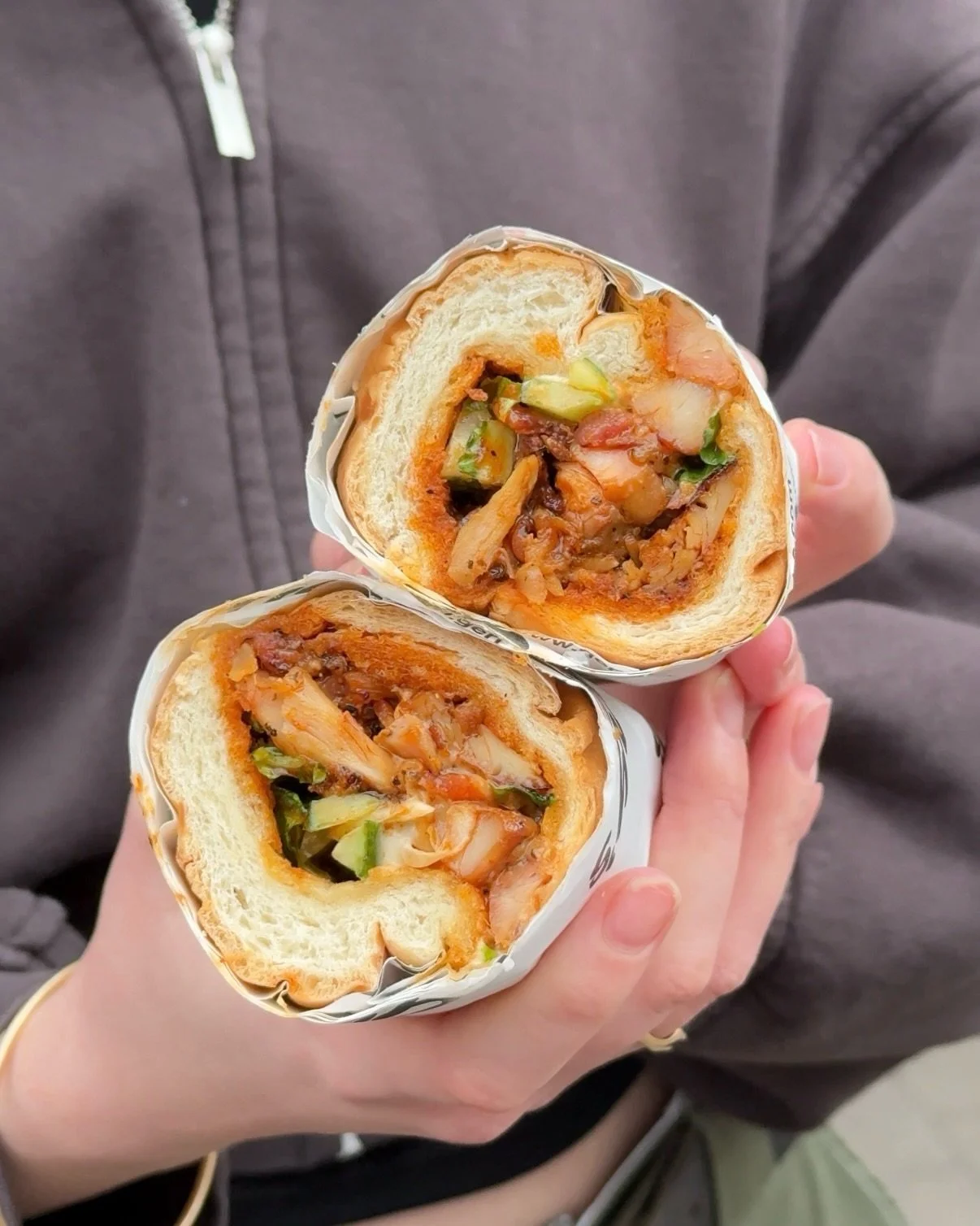 BANG BANG CHICKEN.

Marinated chicken thigh, crispy streaky bacon, pickled carrots, spring onions, lettuce, cucumber.
Garlic mayo. Sriracha heat.

Yeah&hellip; this one bangs