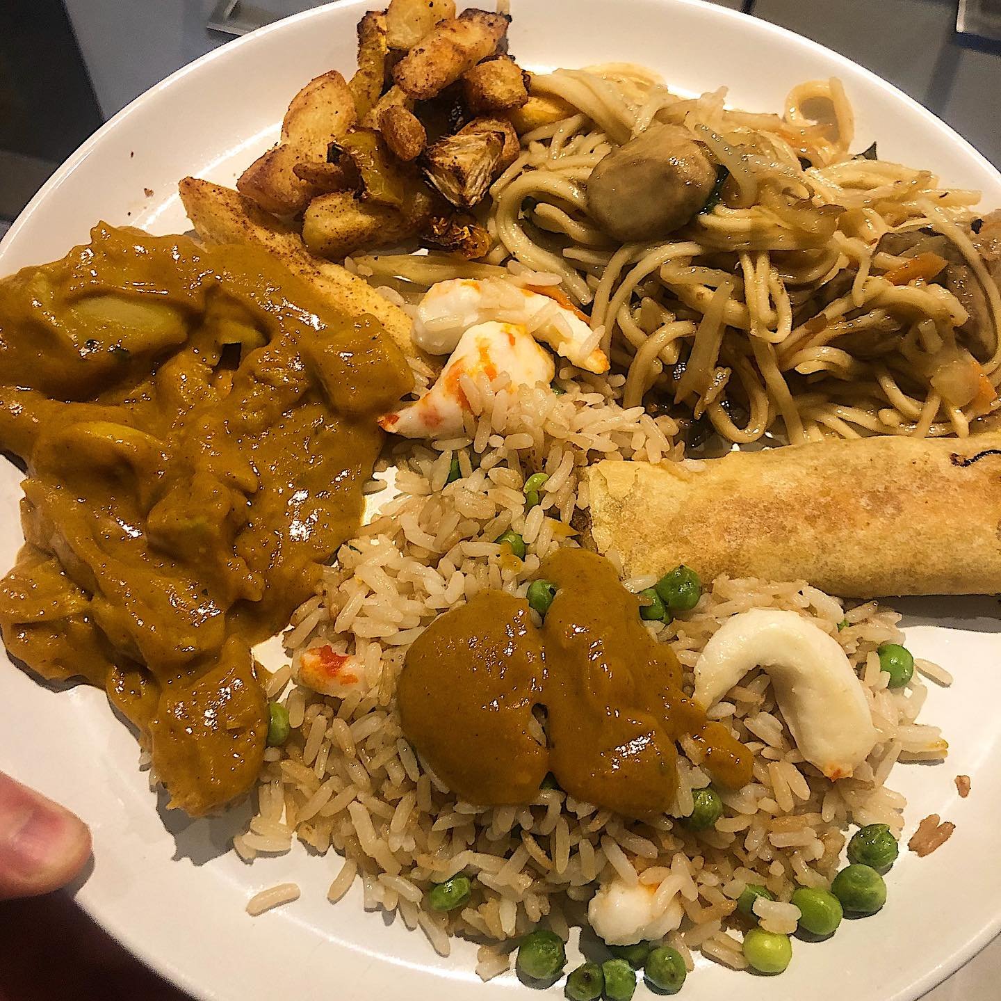 Homemade Chinese takeaway. Vegetable chow mein, prawn fried rice, spring roll, salt and pepper chips and a chicken curry.
Wok and roll 🤘🏻
