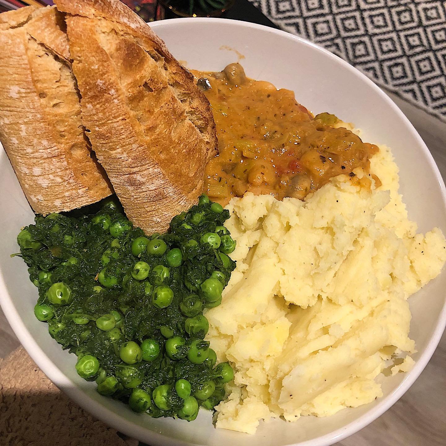 Butterbean and leek, coconut milk, tomato, mushroom, maybe onion yogi mush with a roasted baguette, minted peas and spinach and garlic Dijon mash 🥖
The gaffa made this, I was a worried man. She said it’s the best thing she’s ever made a
