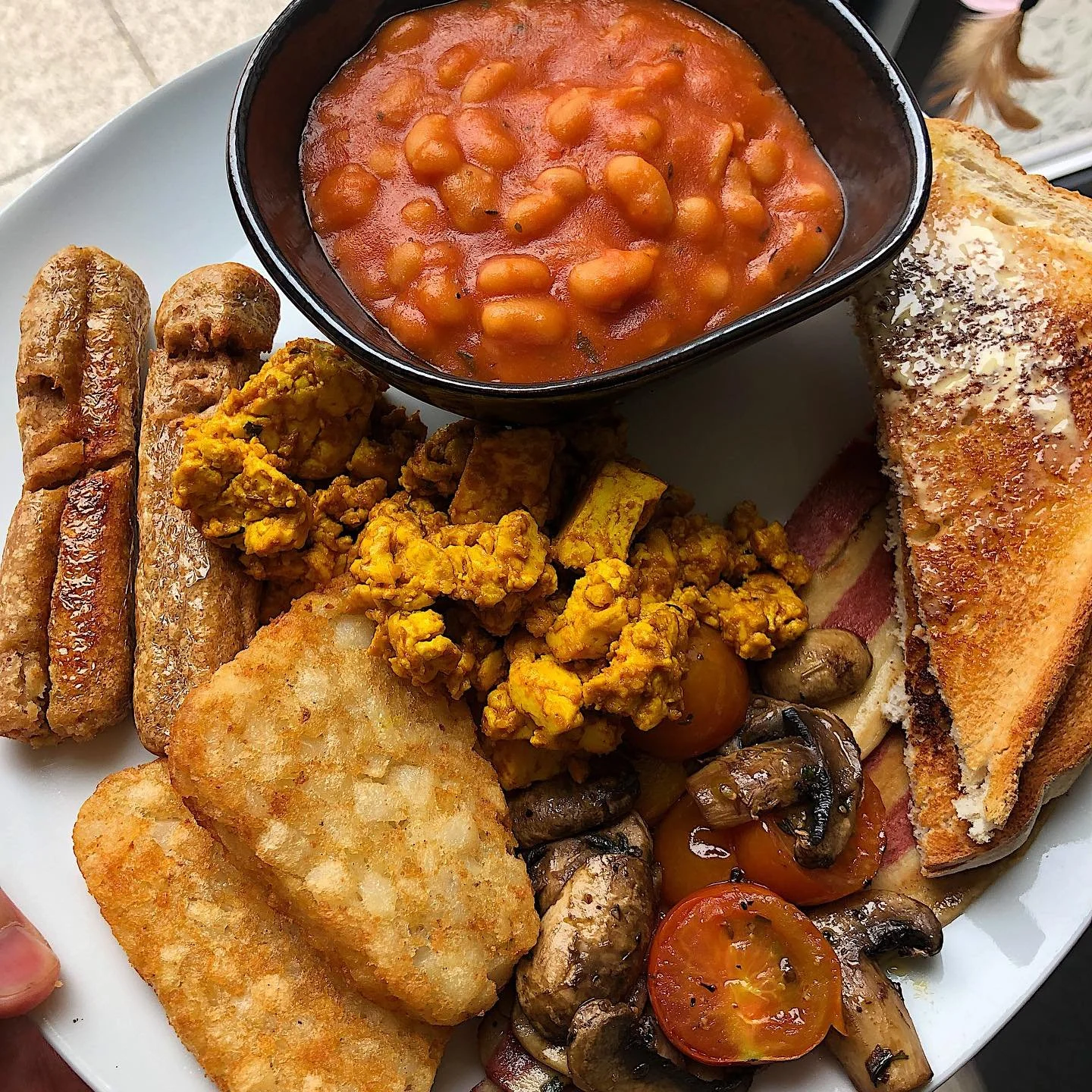 Been out of the country for a week and this is the first thing made when home. Vegan Full, scrambled tofu, vegan sausages &amp; bacon, hash browns, roasted mushrooms &amp; tomatoes, toast and herby beans 🫘

Also bluebell is home and we be happier 🐈