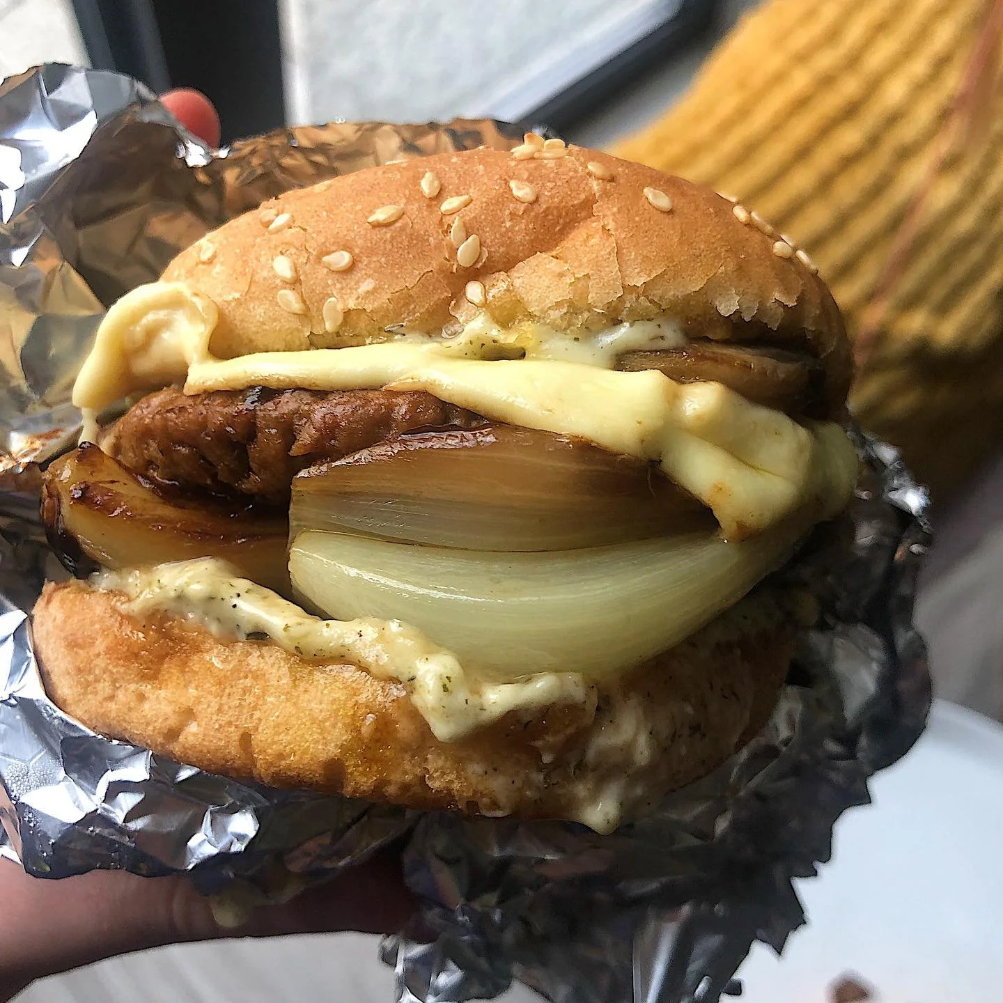 Vegan braised onion burger with black pepper Mayo, sautéed mushrooms and vegan cheese served with homemade wedges and bbq beans 🫘
I would eat these onions everyday. I like wrapping my burgers in tinfoil and leaving for 5 mins before eating