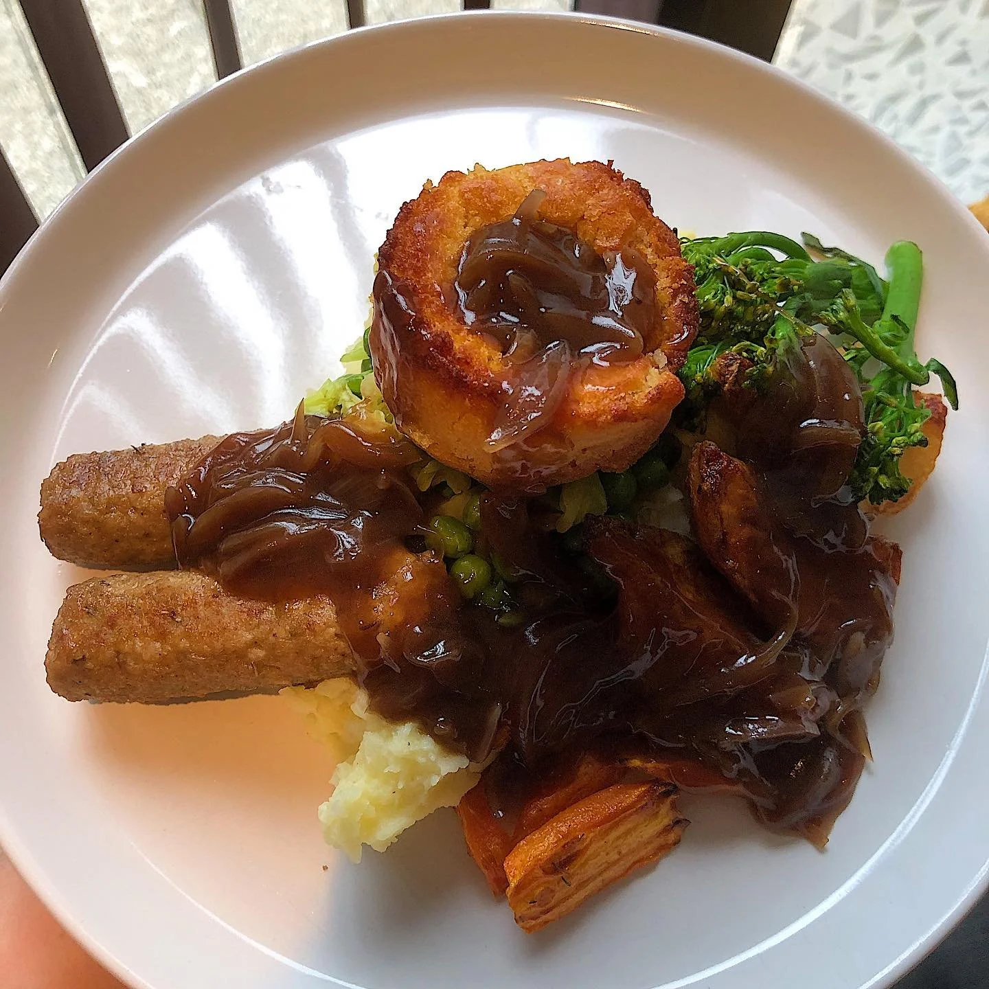 I made my own vegan Yorkshire puddings 🕺🏼 Sausage roast dinner with leeks & peas, tenderstem broccoli, mustard mash, carrots, roast potatoes and onion gravy 🧅
Class, gonna make these for thanksgiving and Christmas. Don’t bother getting