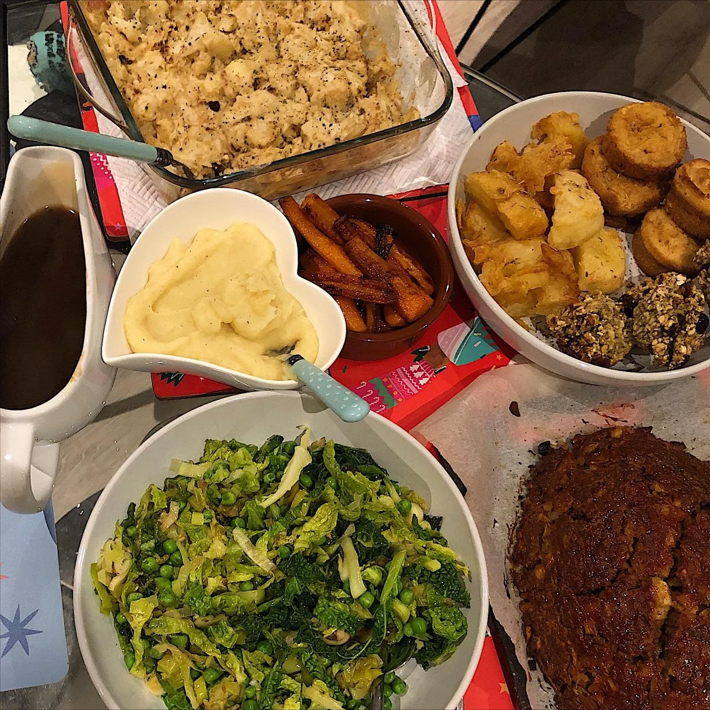 Thanksgiving 2025 🦃 This is mostly a trial run for Christmas. 🎅🏻 Vegan Meatloaf, parsnip pur&eacute;e, truffle cauliflower cheese, buttery leeks, peas &amp; cabbage, roasted spuds, garlic Dijon mash, maple carrots, homemade vegan Yorkshire pudding