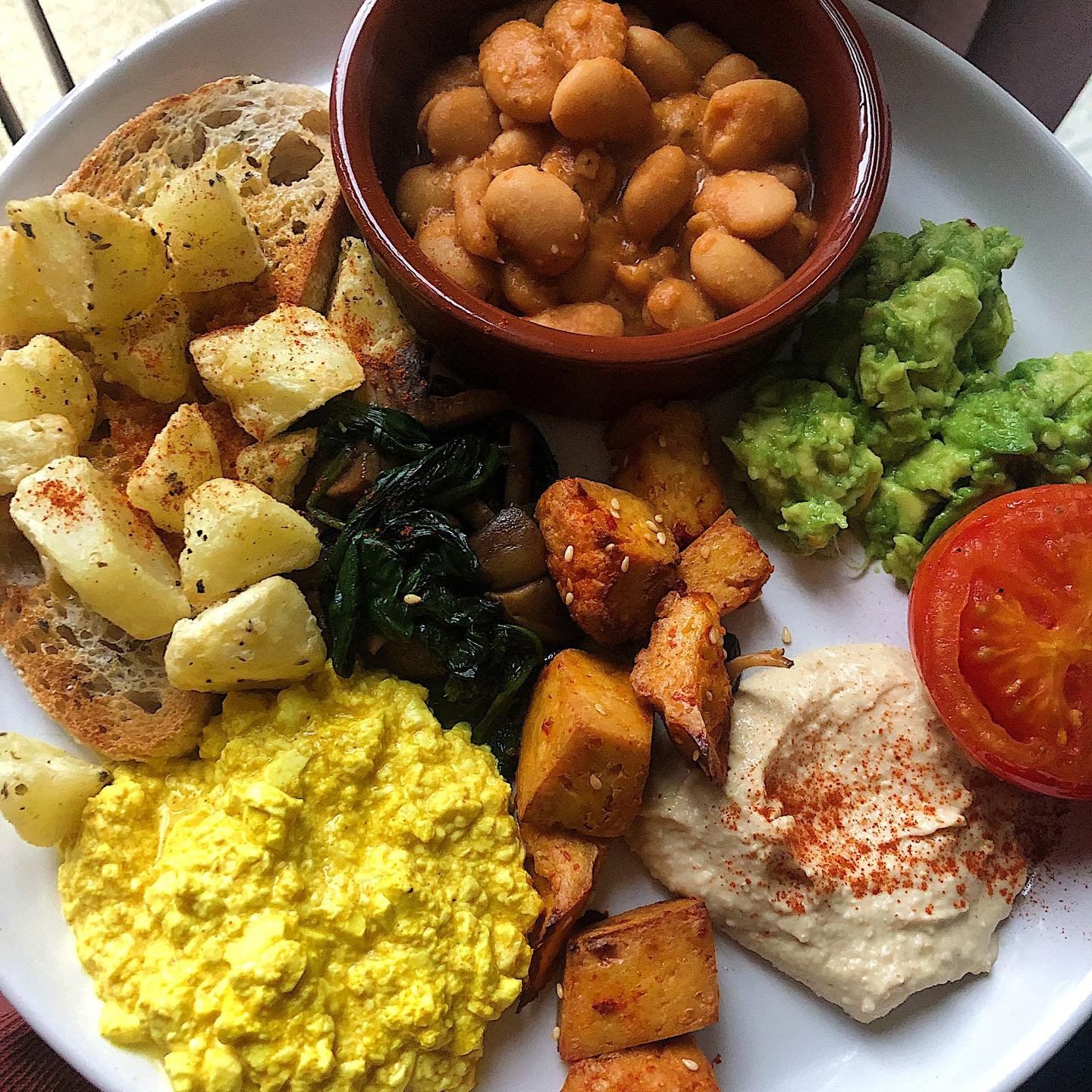 Birthday breakfast from the other week. Was missing @kinlondon_ so the lovely Mrs made me a Kin from home. 🍽️ Scrambled tofu, saut&eacute;ed spinach and mushrooms, houmous, fried potatoes, sourdough, avocado, homemade beans, tomato and baked srirach