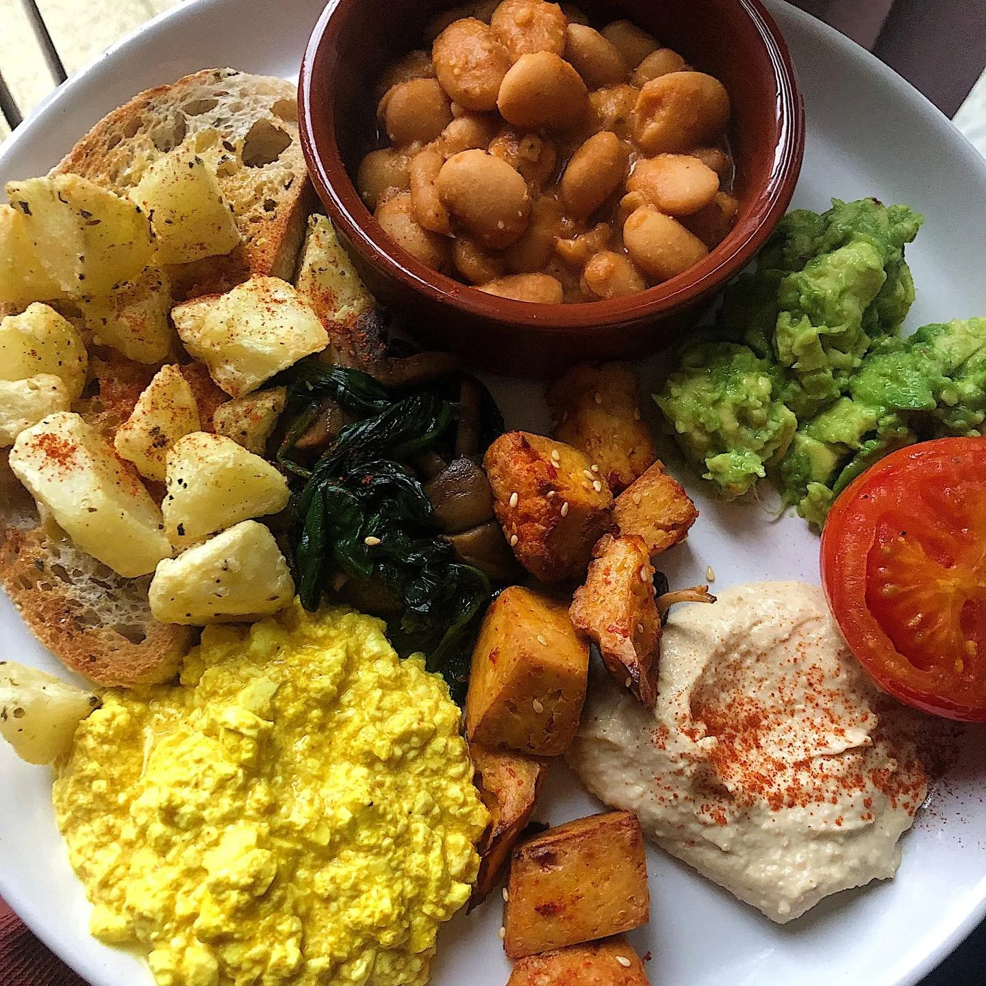 Birthday breakfast from the other week. Was missing @kinlondon_ so the lovely Mrs made me a Kin from home. 🍽️ Scrambled tofu, saut&eacute;ed spinach and mushrooms, houmous, fried potatoes, sourdough, avocado, homemade beans, tomato and baked srirach