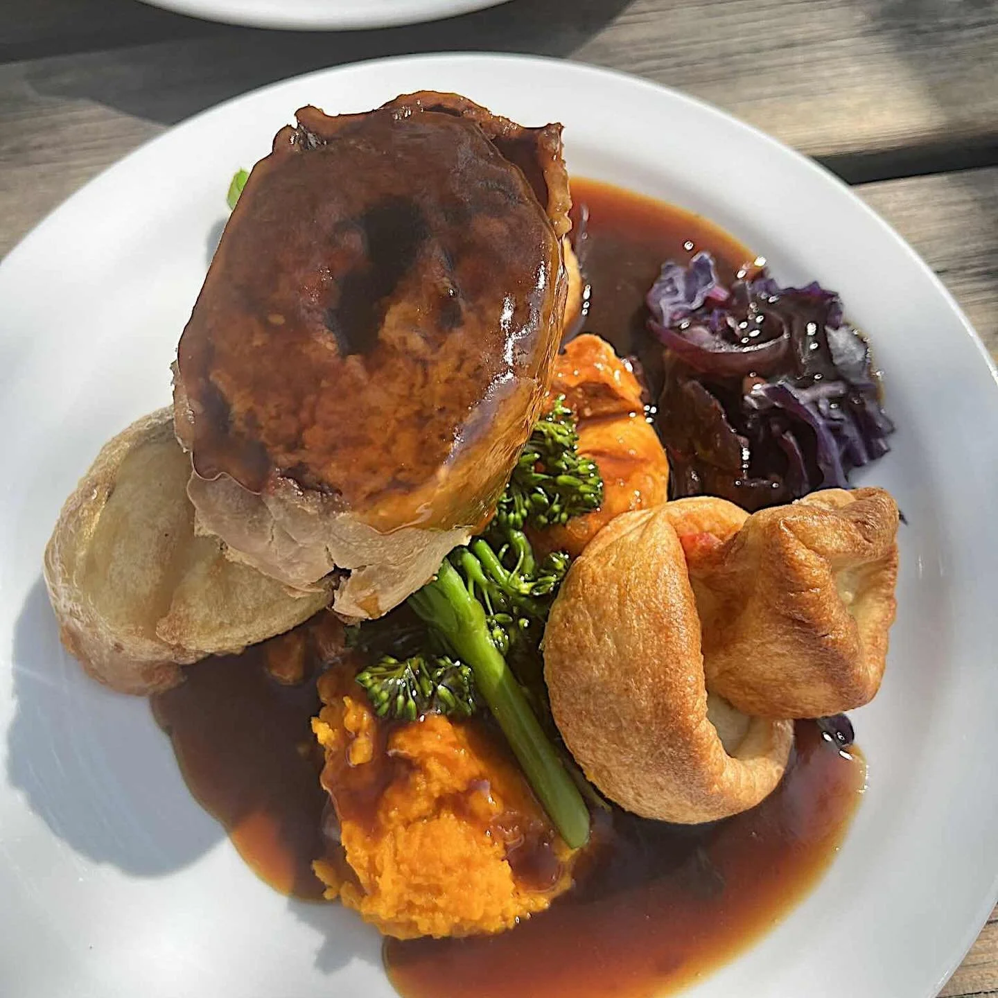 I love a roast dinner. 🥘 So when going out for a roast, my standards are set high. So you can imagine my excitement when I discovered @thechorltontap 🍺. The Chorlton Tap offers the largest selection of vegan roast dinners in a relaxed pub experienc