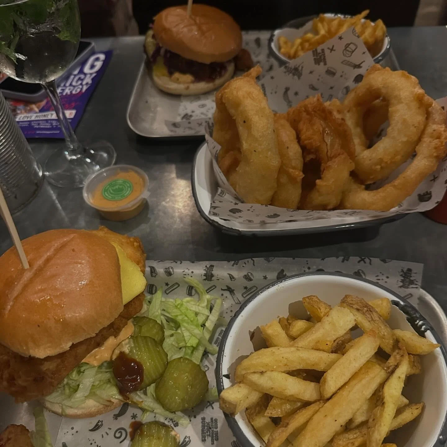 Happy Valentines Day 🌹 @fathippofood Harlem Fake with hand cut chips and Sloppy Faux with waffle fries 🍔 Extra portion of onion rings too 🧅

Absolutely class, idk what they changed the vegan chicken to but it was mental. We couldn&rsquo;t even fin