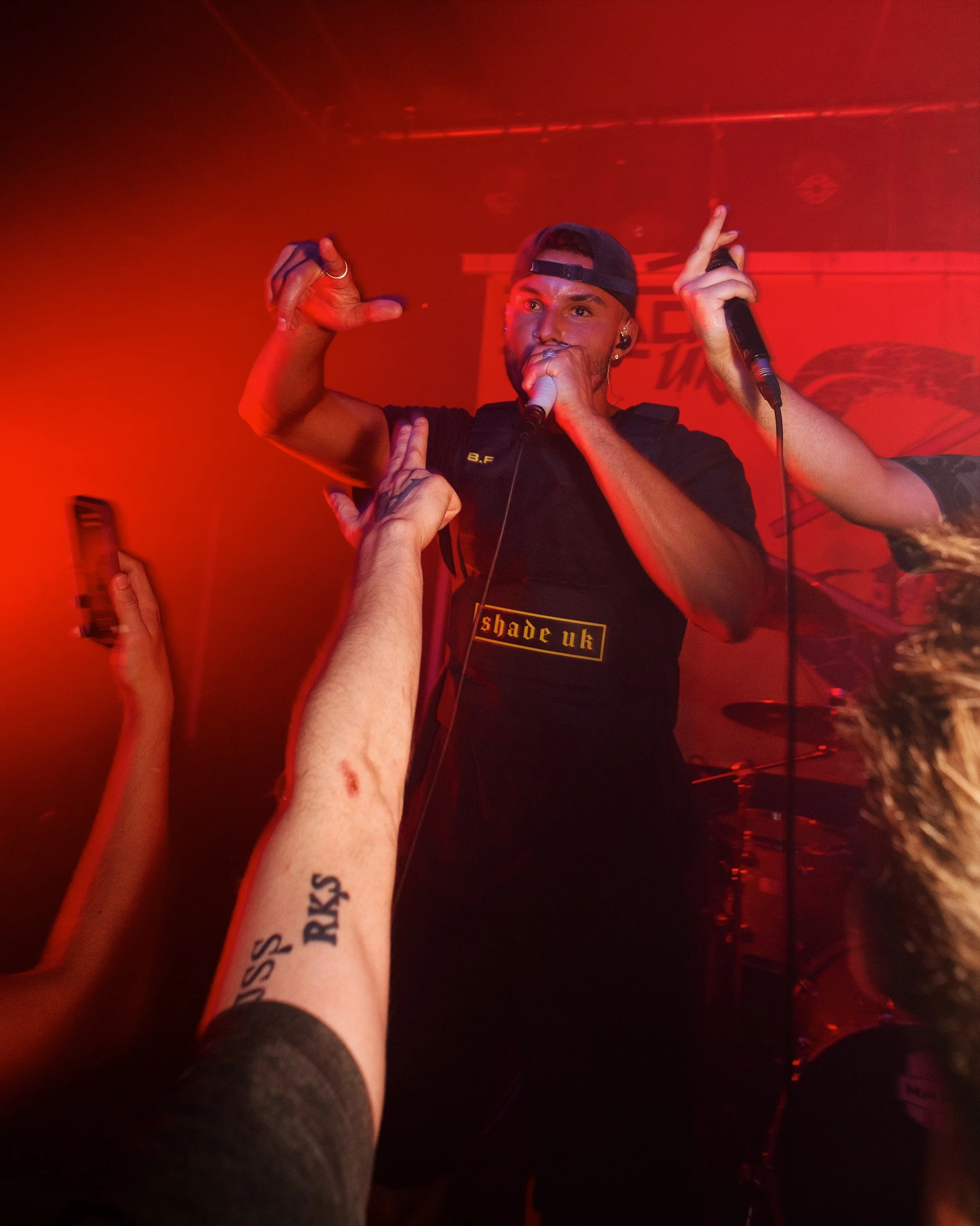 33 barny on mic v.JPG