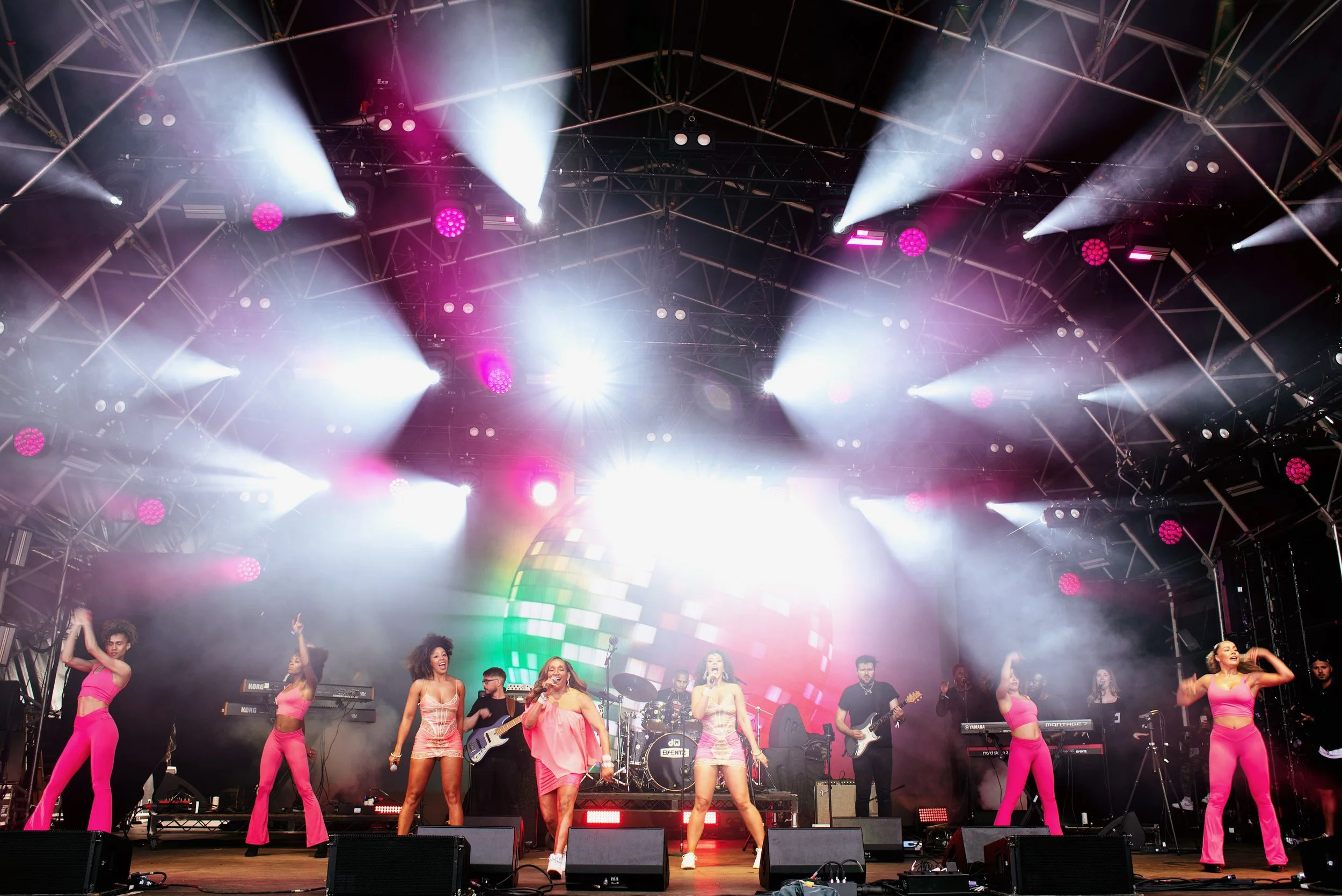 22 sister sledge on stage v.JPG
