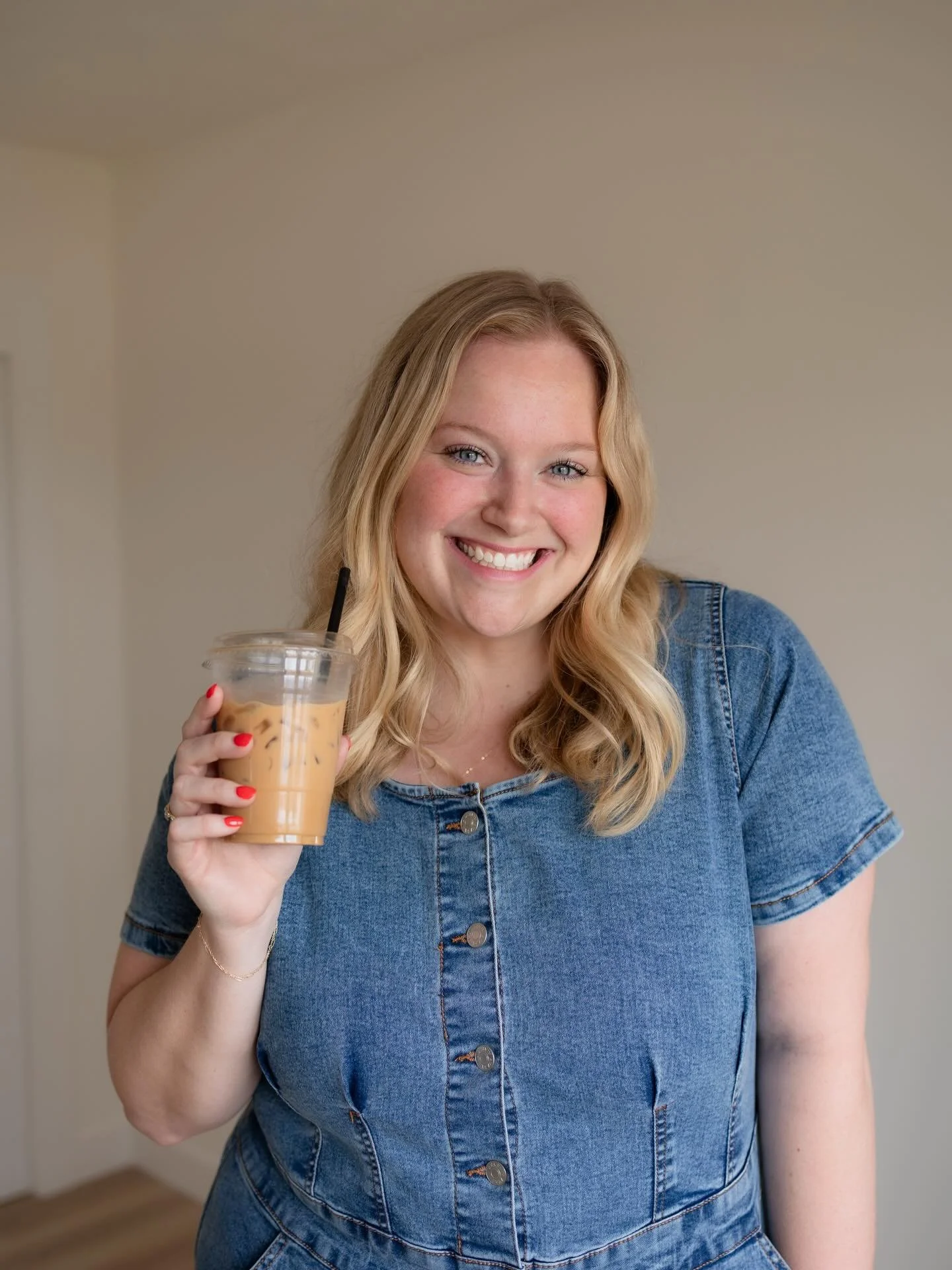 GIVEAWAY!! ☕️✨

I have so much to be thankful for this year, and each of you is a huge part of that. I love spending time with you during your sessions &mdash; and then heading to a cozy coffee shop afterward to perfect your images. So I thought it&r