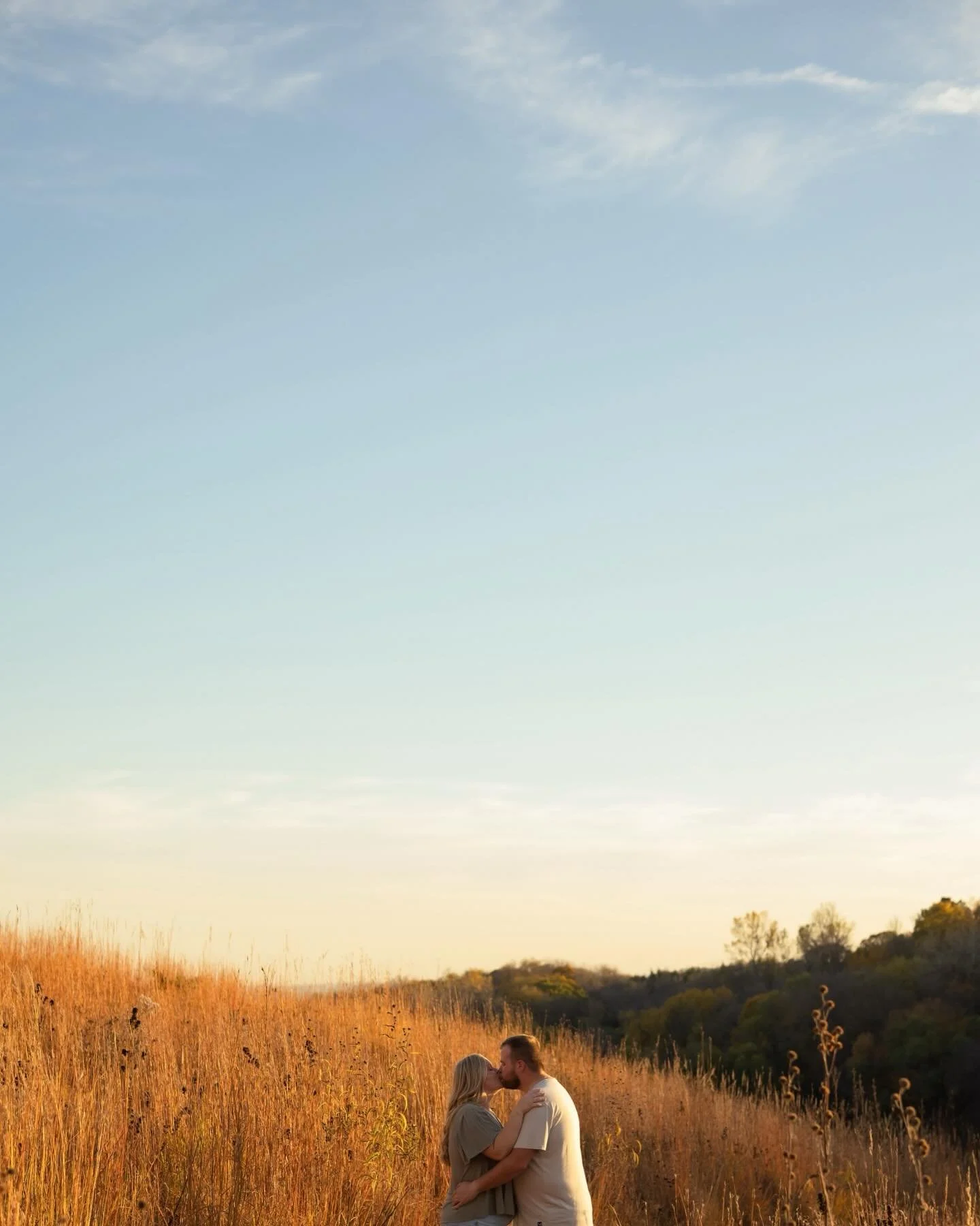 Chasing the golden light with Cheyenne &amp; Patrick made for the sweetest engagement pictures 🌾☀️