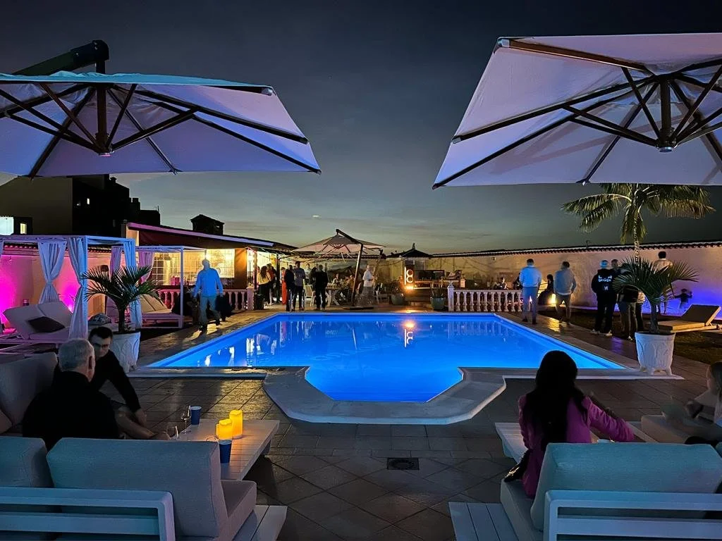 Kopio tiedostosta Photo Hacienda pool at night.jpeg