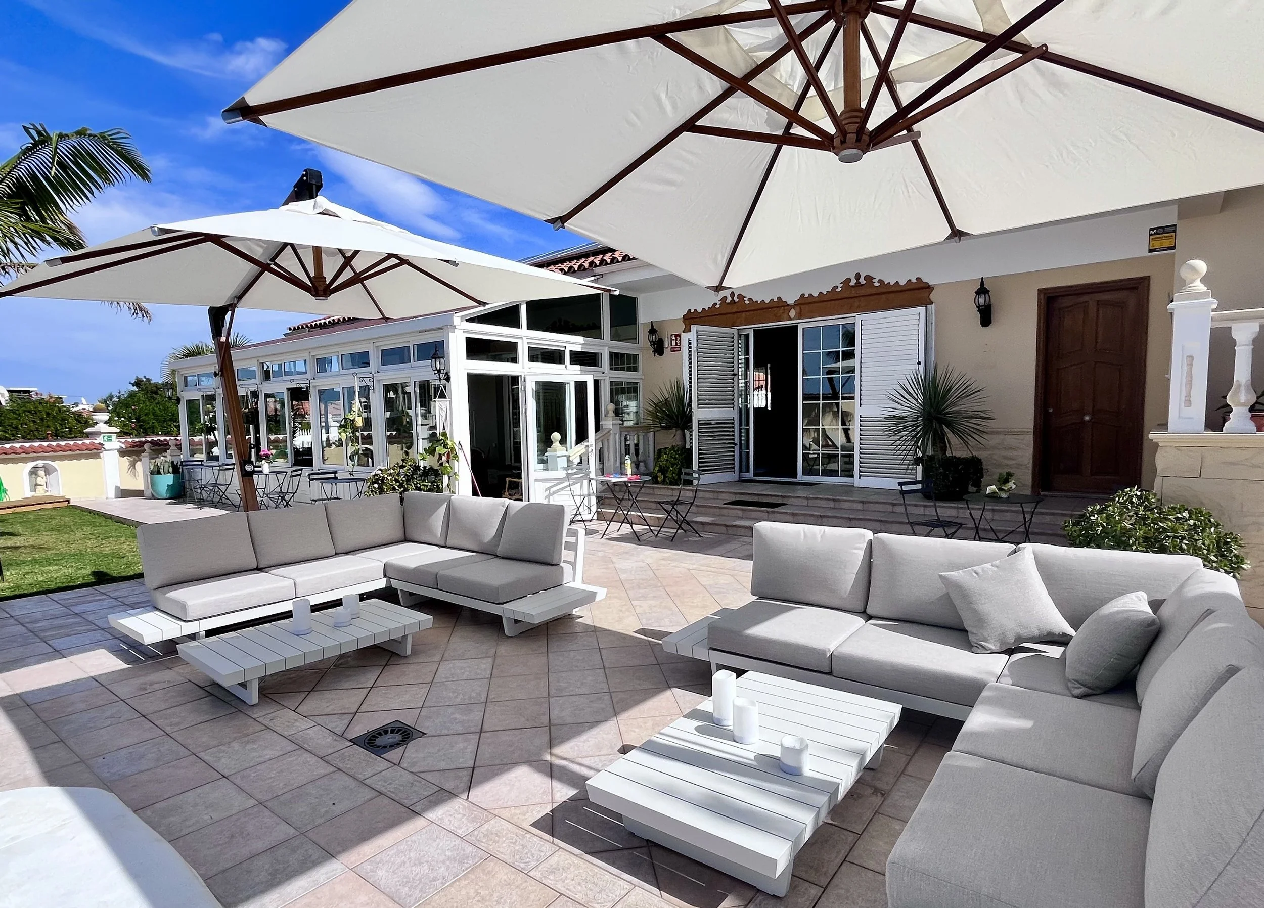 Kopio tiedostosta pool area sofas.jpg