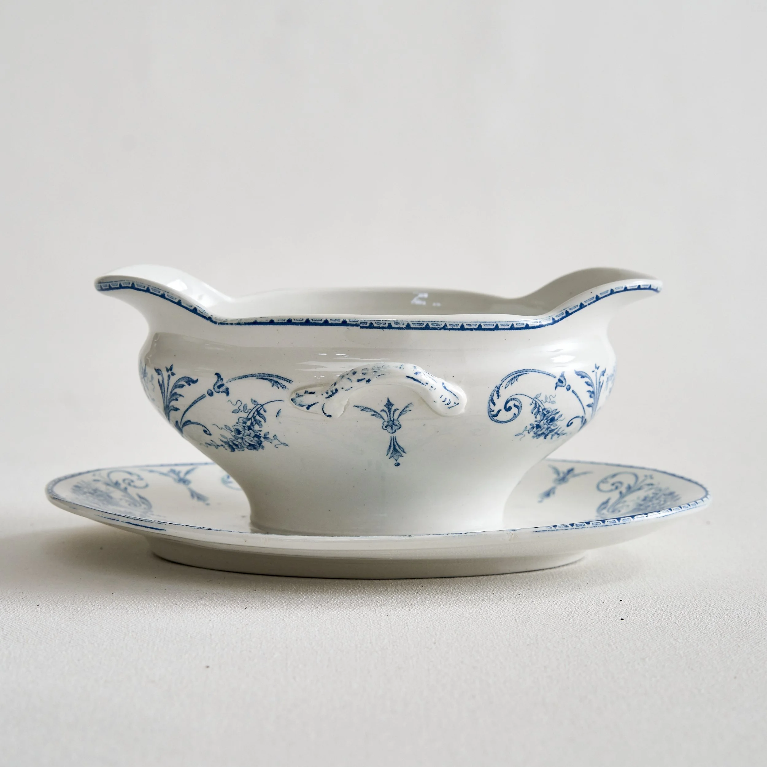 Blue_Transferware_Gravy_Boat_01.jpg
