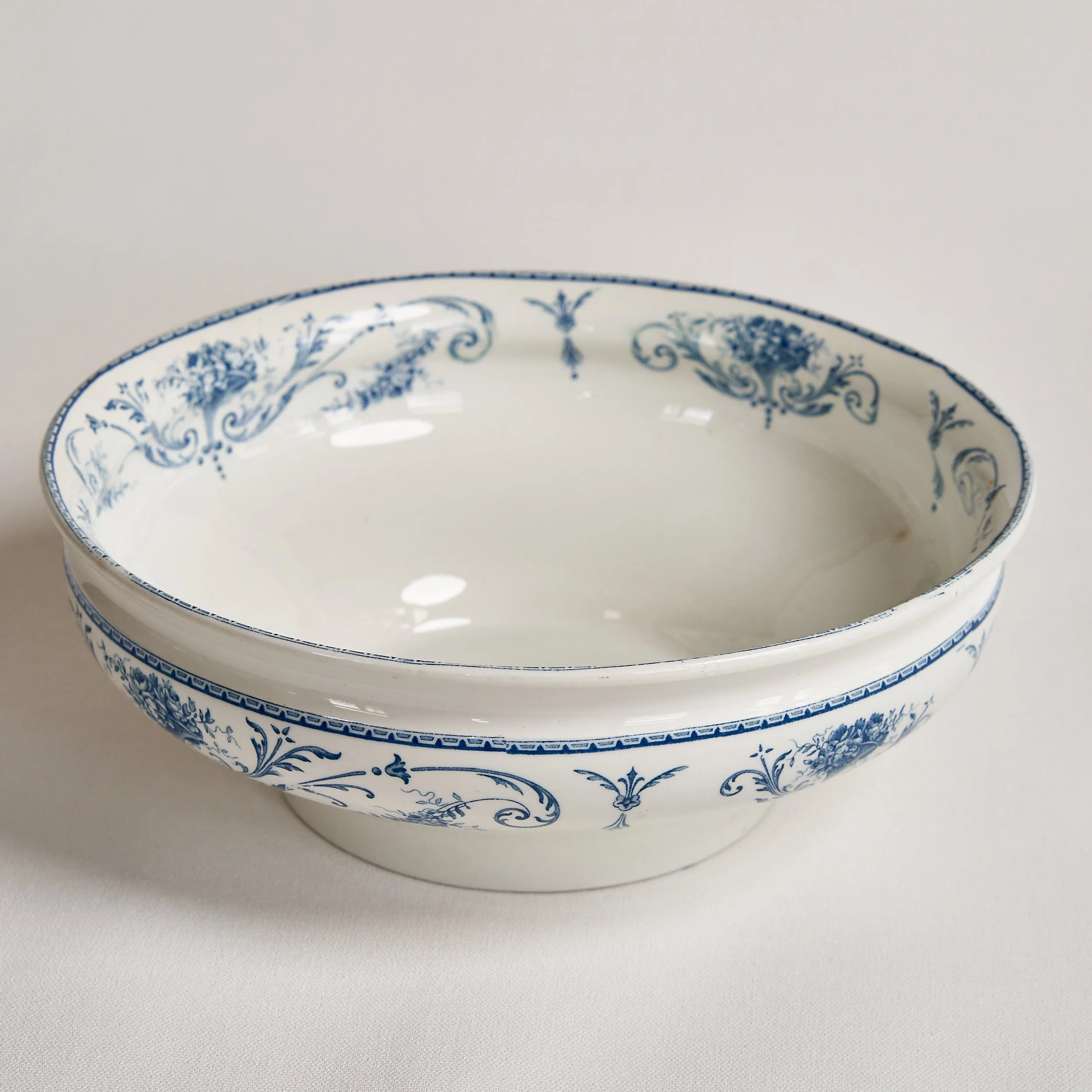 Louis_XVI_Large_Serving_Bowl_001.jpg