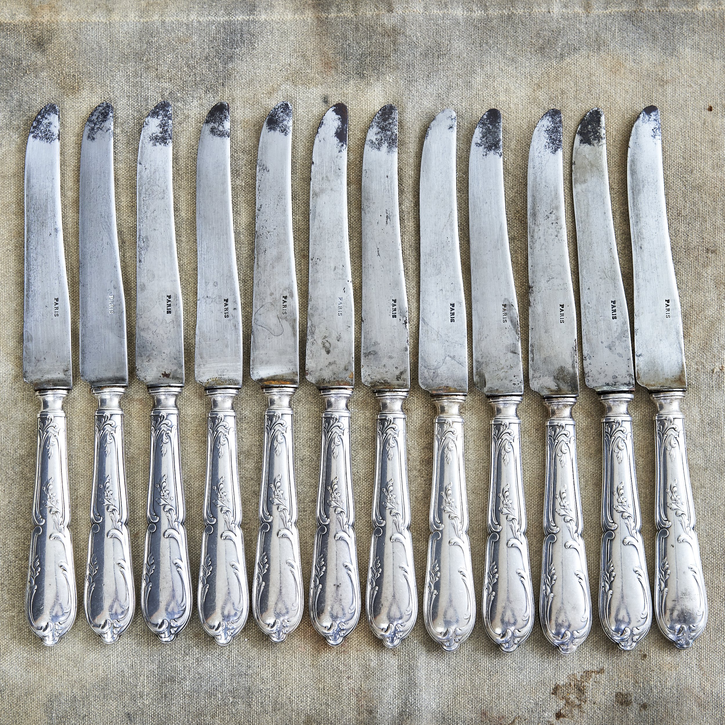 12_Large_Paris_Knives_01.jpg