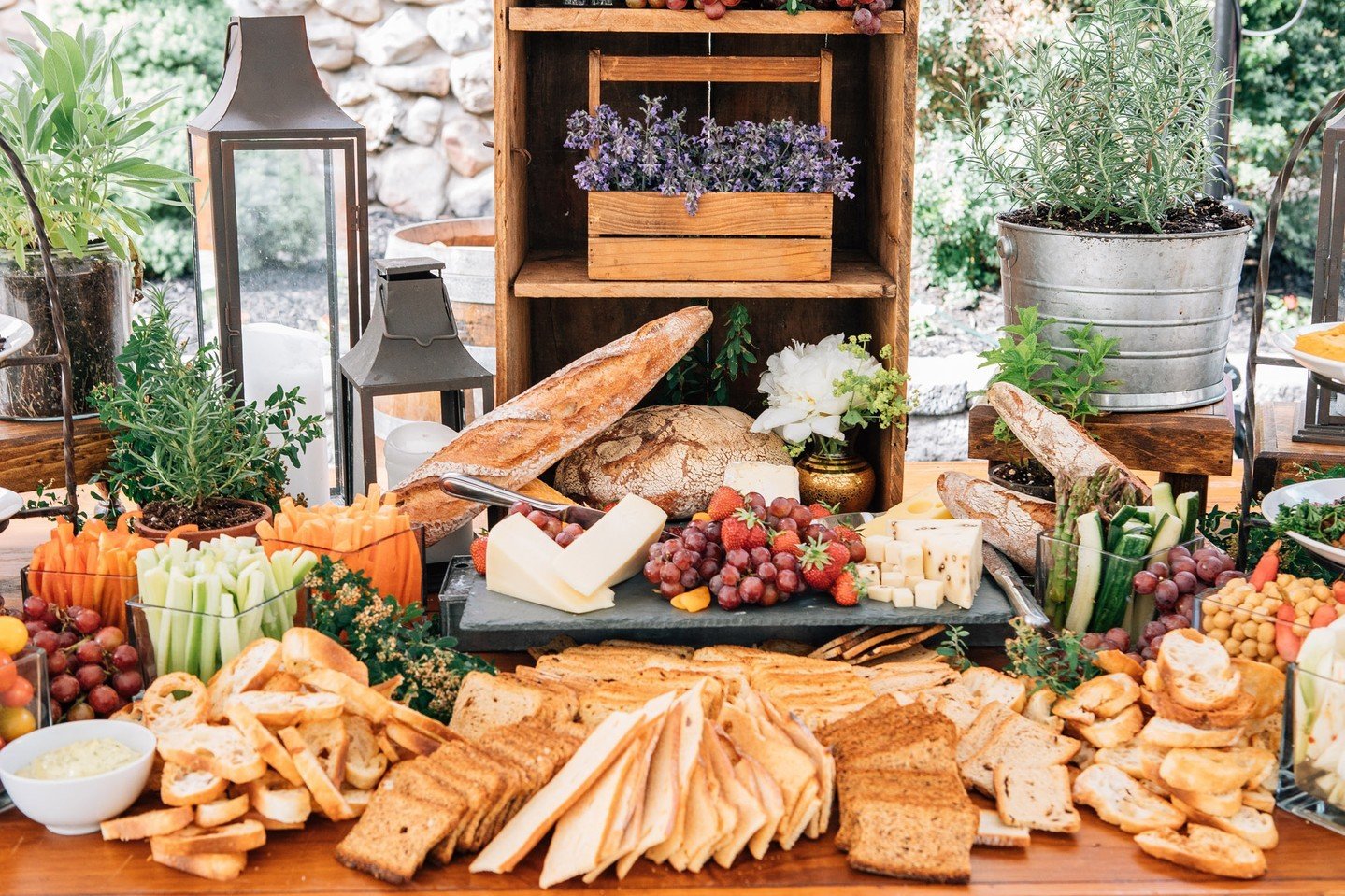 Double Tap 🧡 if you are here for an epic grazing table feature at your event! 

What are some of your favorite board combinations?

*
*