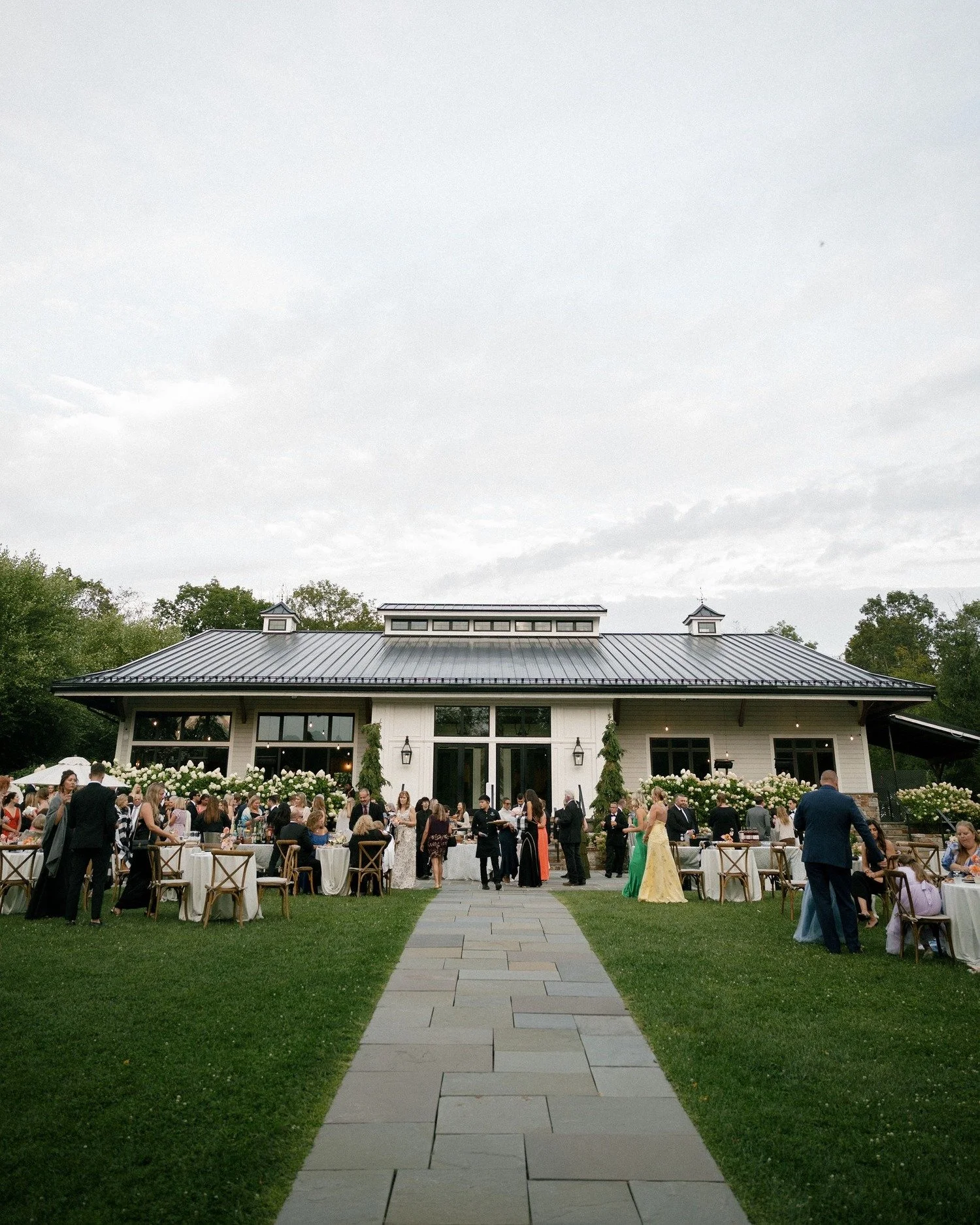 One of the first things I look at when reviewing a wedding plan isn&rsquo;t the design.
It&rsquo;s the transitions.

How guests move from ceremony to cocktail hour.
How the room reveals itself.
How the energy builds instead of stalls.

These are the 