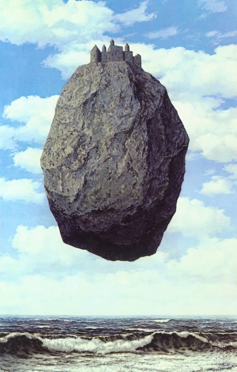 Un grande sasso nel cielo con una piccola castello sulla cima, sopra il mare con onde.