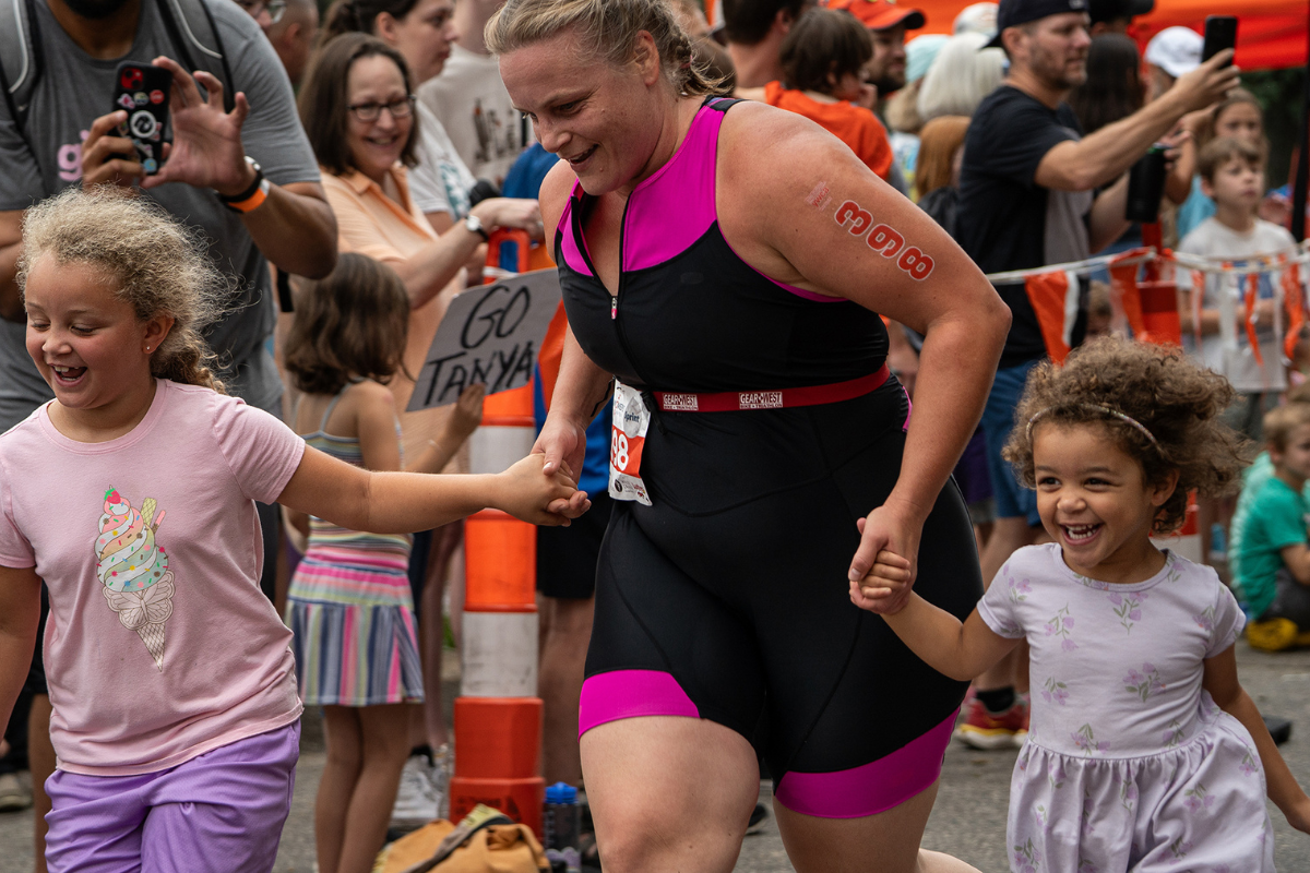 2025 Womens Tri Finish Family.png
