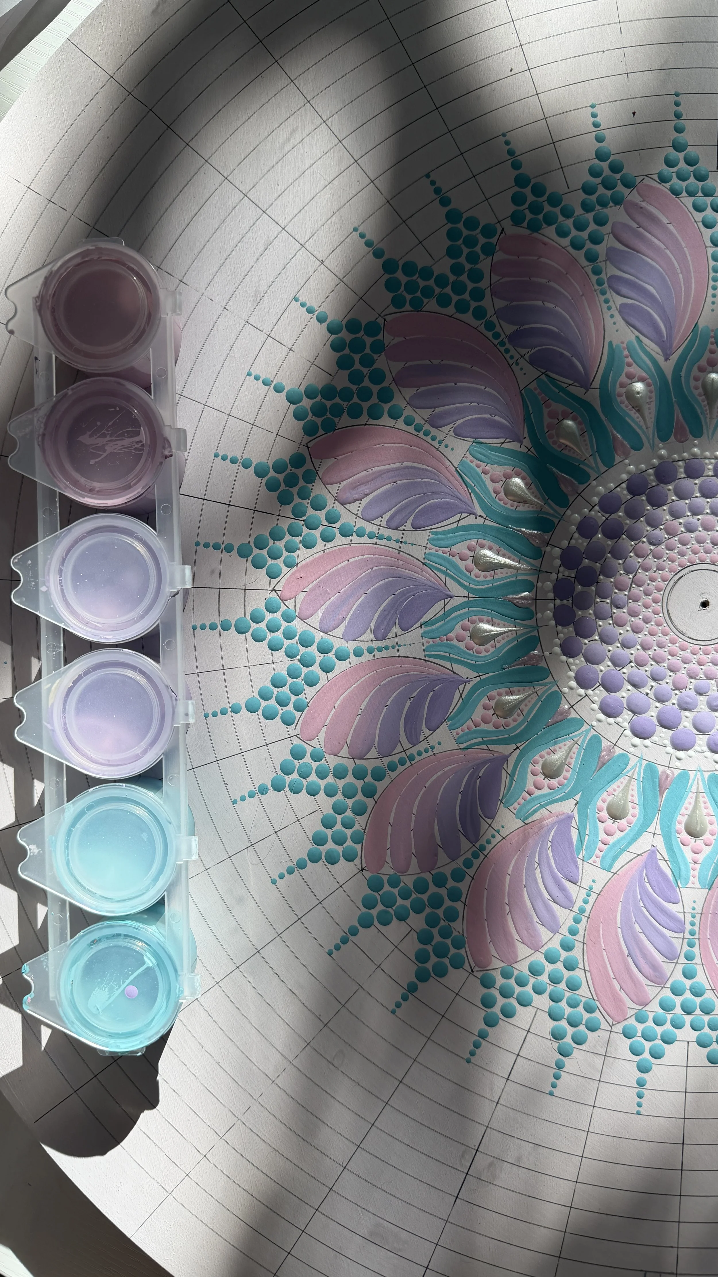 A free flow mandala being painted without guidelines