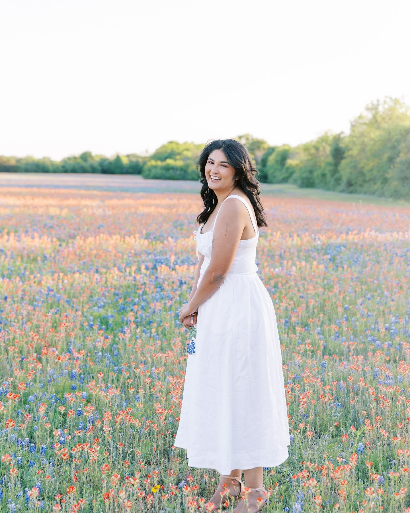 How perfect is this stunning linen @reformation dress on @corelle_rose for her graduation photos?! Channeling all the romantic french vibes for her portrait session in the Texas wildflowers 🎀🤍🌸 we spent the most perfect evening frolicking in the f