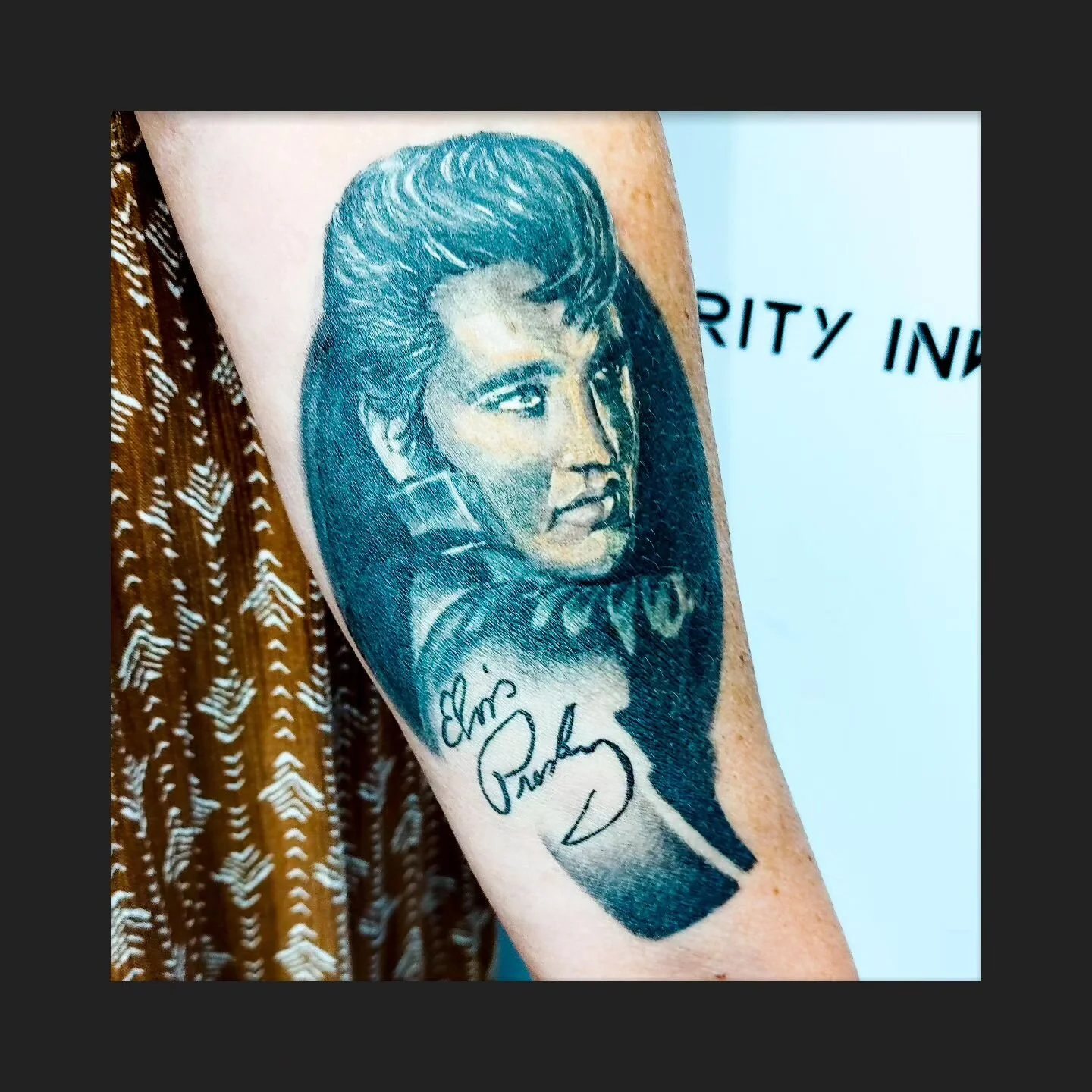Elvis cover up for a big fan🕺🏻🕺🏻🕺🏻&ldquo;Some people tap their feet, some people snap their fingers, and some people sway back and forth. I just sorta do &lsquo;em all together, I guess.&rdquo; 
- Elvis in 1956, talking about his way of moving 