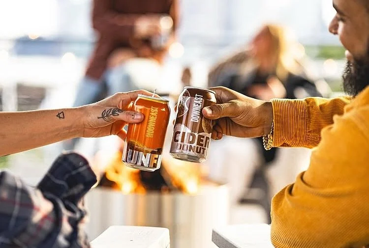 This duo 😍 fall festivities are approaching &amp; these limited time releases from @downeastcider are here! 

Pumpkin Blend is fall in a can. Cider Donut is boozy with sweet cinnamon and vanilla 🍩✨ #downeastcider #craftcider #hardcider