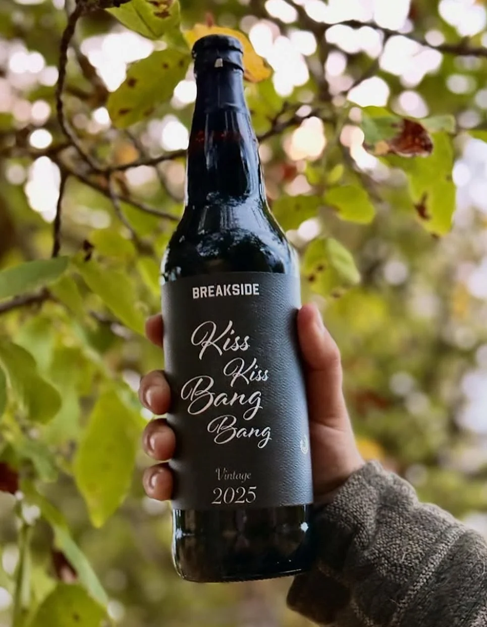 Kiss Kiss Bang Bang ☕️ @breakside X @maplewoodbrew 
Feel that crisp in the air? ❄️ The Rocky Mountains are snow-kissed and that means it&rsquo;s stout season! 

Kiss Kiss Bang Bang is an Imperial Coffee Stout aged in bourbon barrels. @maplewoodbrew c