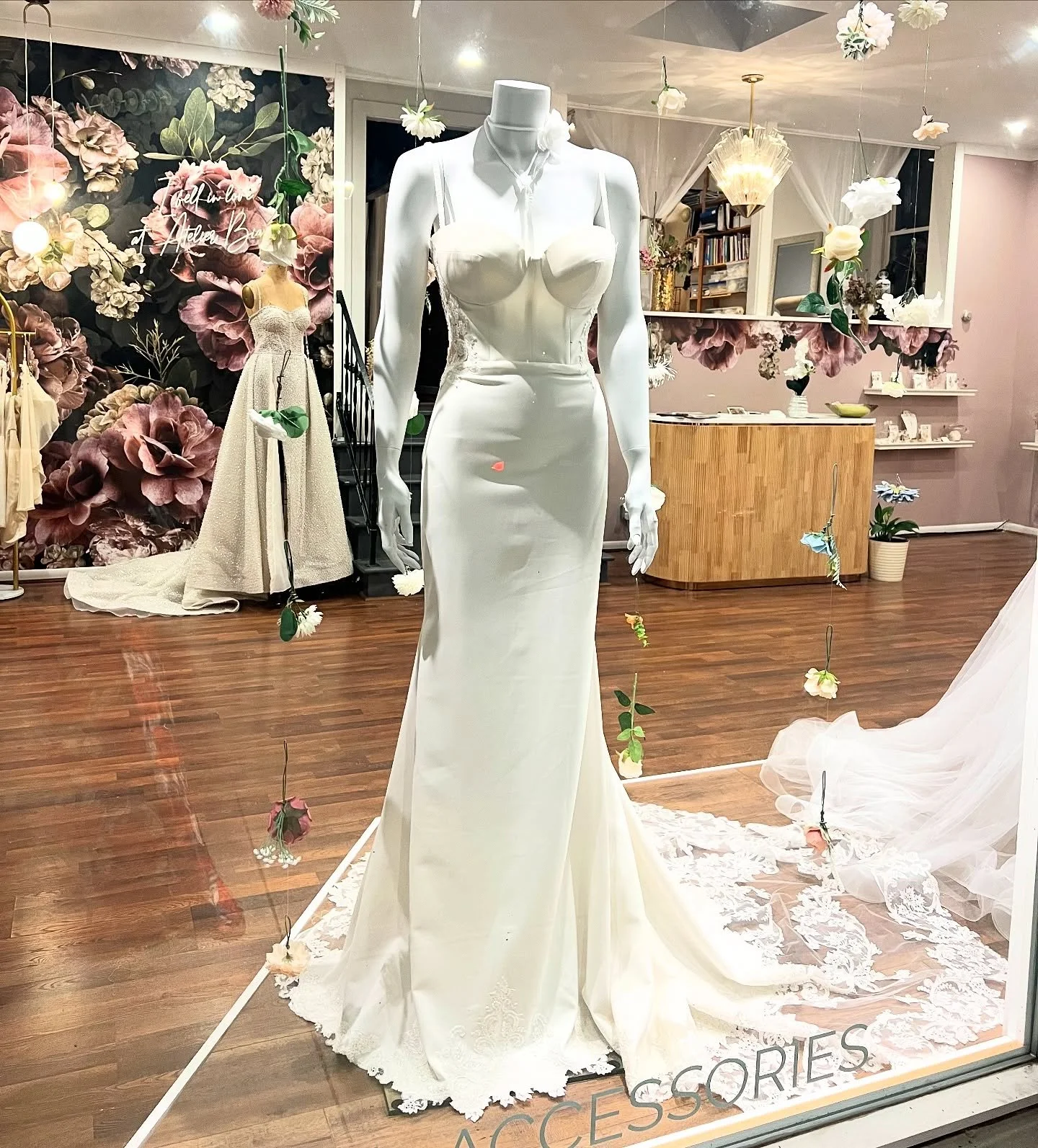 Come try on dresses ! 🤍