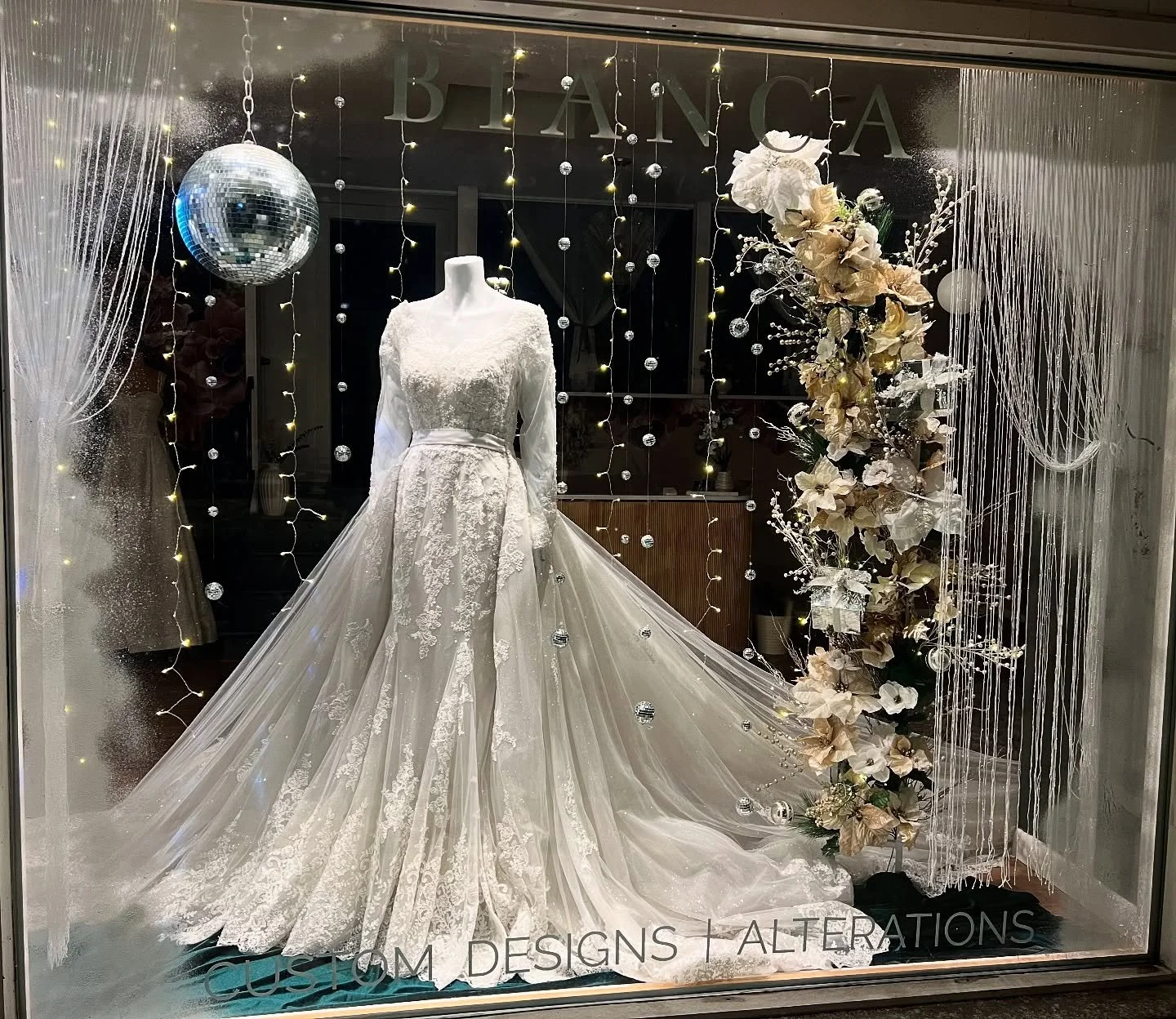 Half of our Holi-disco🪩 window display for Hudson winter walk today!