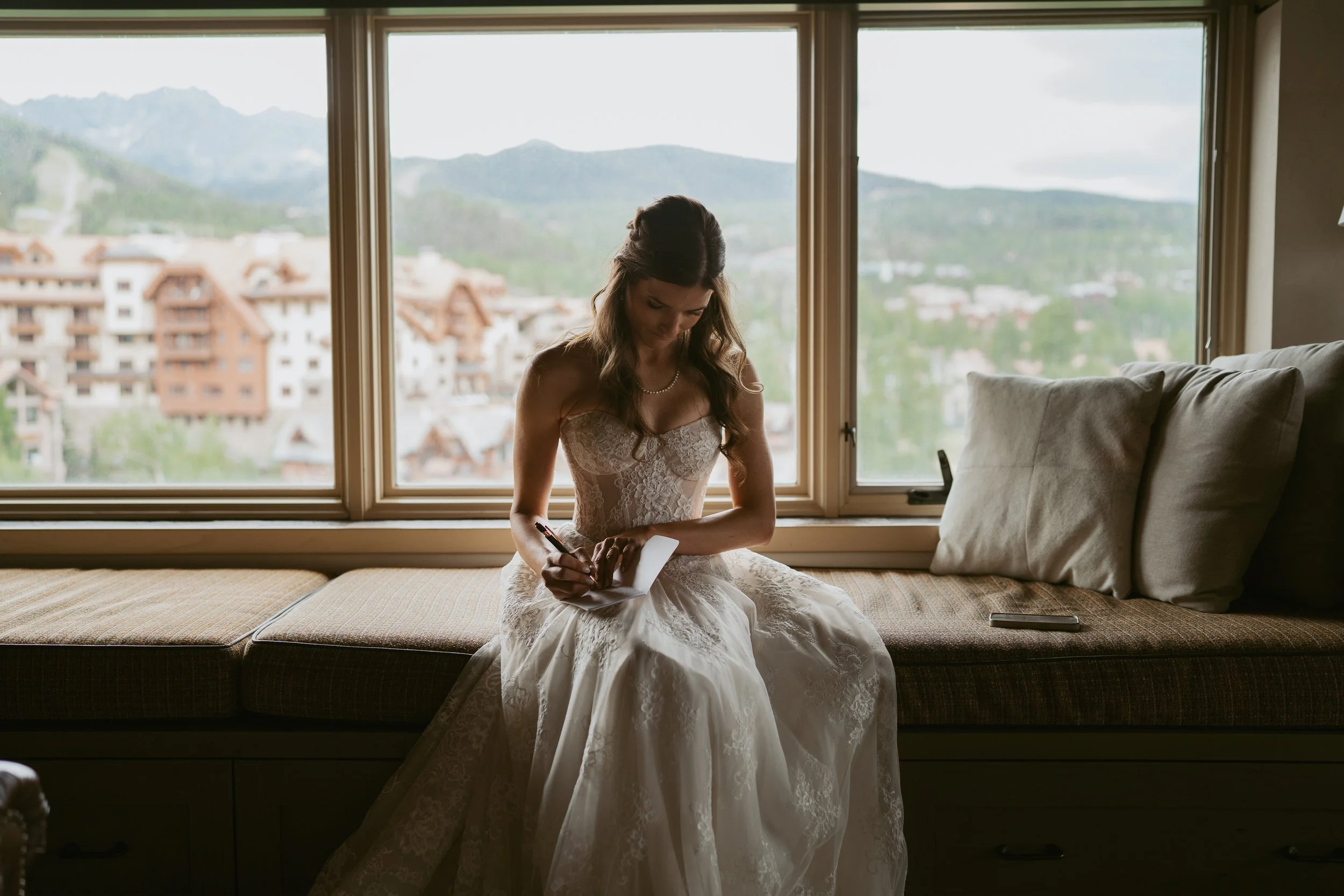 bride writing her vows in the hotel