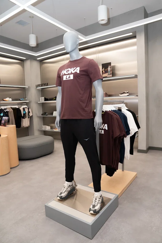 Mannequin - HOKA Abbot Kinney - Retail Design Feels on Brand.webp