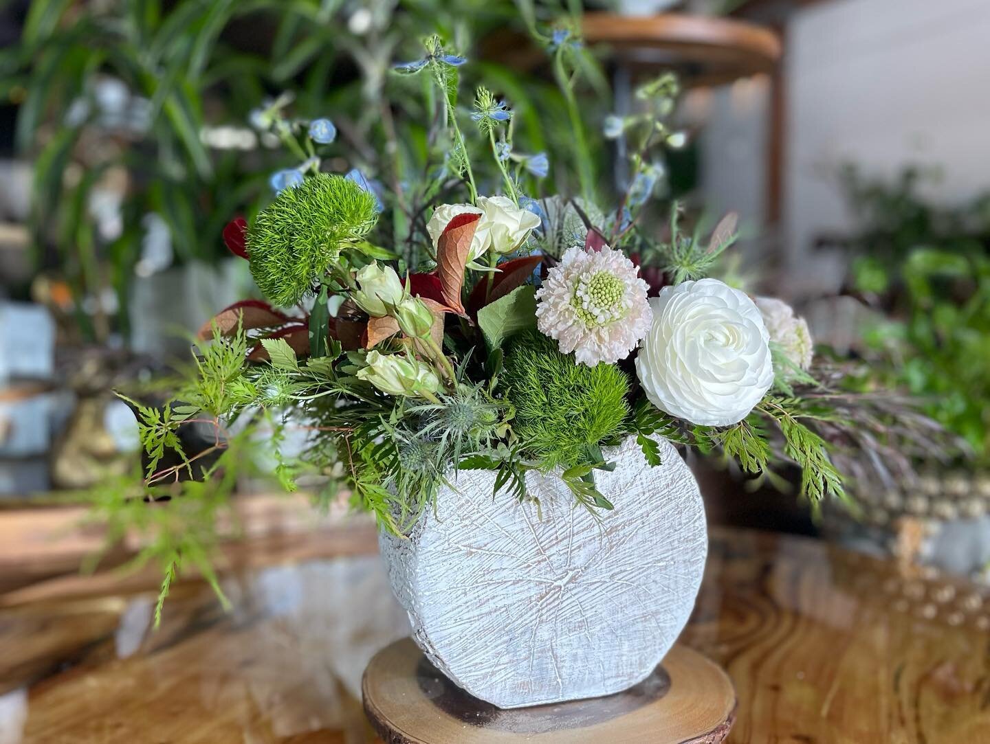 Fall florals don&rsquo;t always have to be warm tones and earthy, change it up with something soft and simple! 

#snohomishflorist #freshflowers #localdeliveries #snohomish #birthdays #anniversary #sympathy #getwell #fallfloralarrangements #ordernow