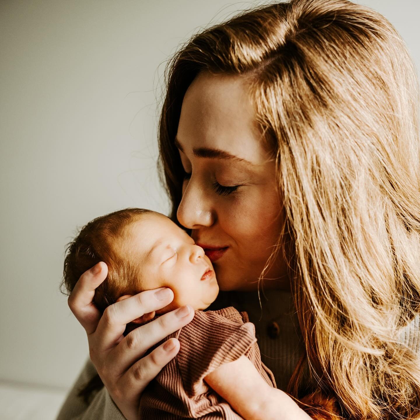 Momma is back to work this week 🩷 Feeling bittersweet, but incredibly thankful for the time I got to spend at home with my sweet girl, and excited to see + catch up with all of my amazing clients 🫶🏻 

Here is what I have been up to-personally &amp
