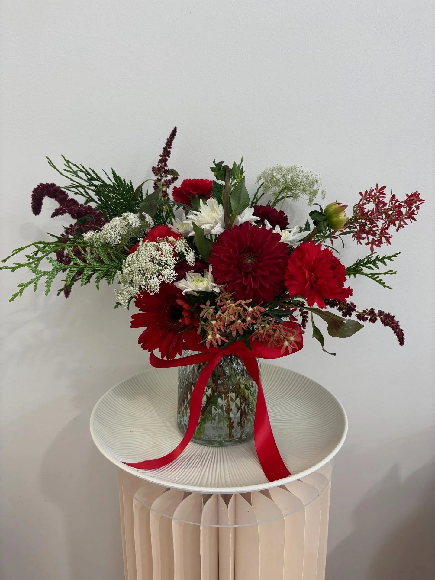 Christmas, the House of Flowers way 🎄✨
Bouquets, vase arrangements and wreaths made with beautiful blooms for the holidays - perfect for gifting or decorating your home this Christmas.