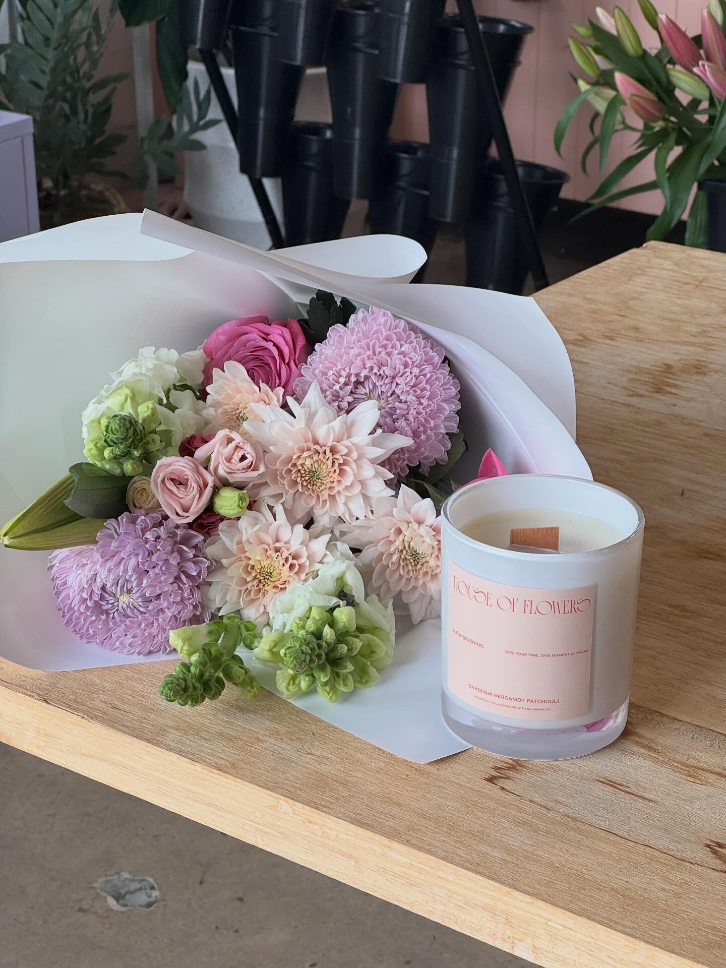 We have teamed up with our friends at @blushingivy_hf to bring you a delicate floral candle with a comforting, lingering fragrance. With hints of gardenia, bergamot and patchouli. We present:
 Slow Morning
Not every morning needs to be rushed. Some a