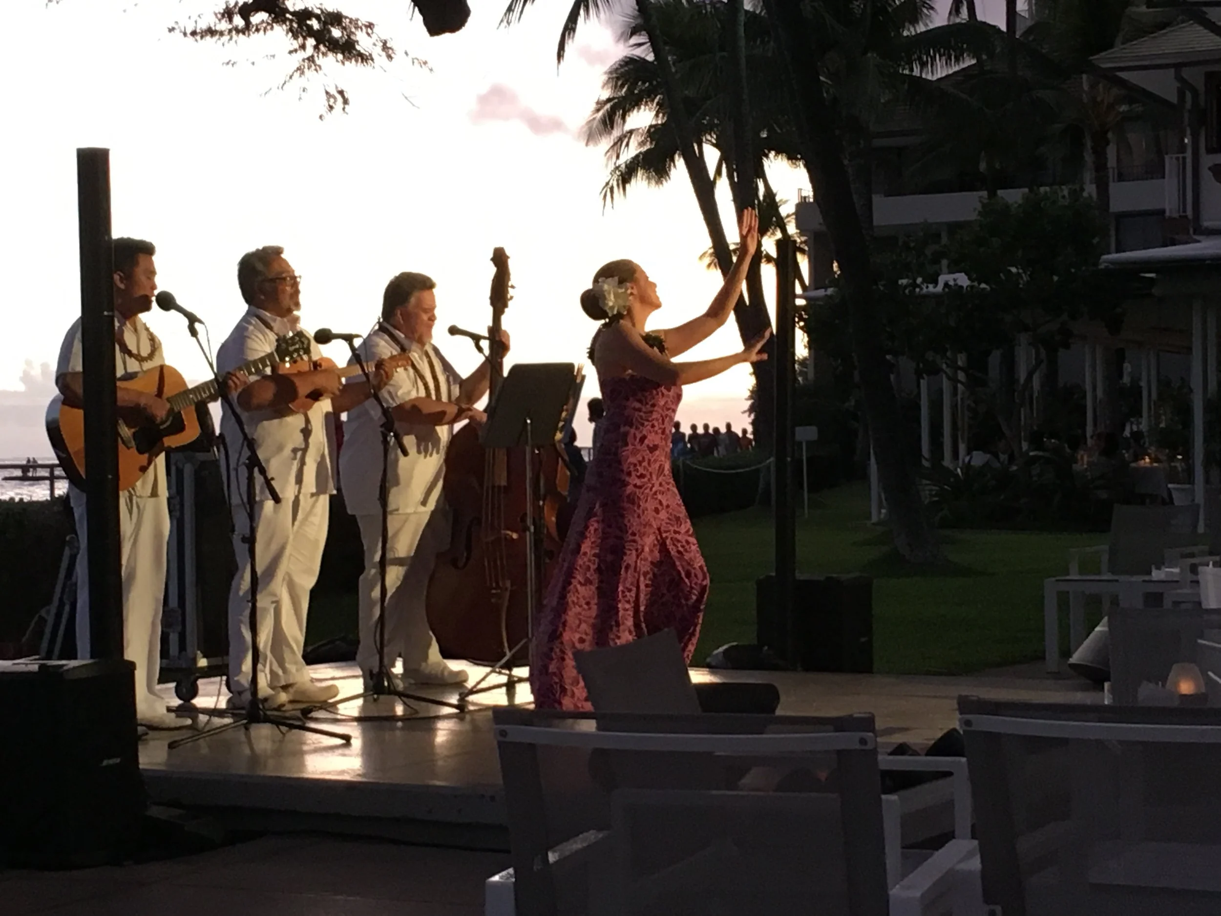 Miss Hawaii canta ad un ristorante all'aperto 
