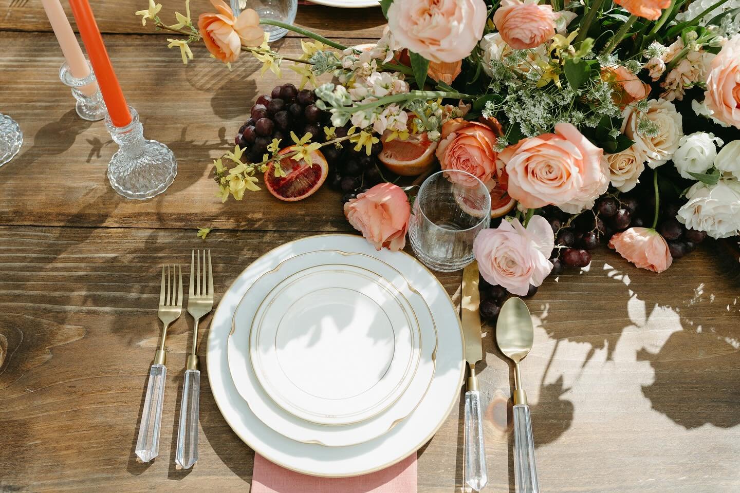 this spring garden tablescape &gt;&gt;&gt;&gt;&gt;&gt;

This tablescape had ALL the dreamy details. 🍊🍇🍑

hosts: @libertyhomesteadmobilebar x @bespokepizzaidaho 
florals &amp; design: @bloomroomfloralco 
venue: @deerflatranch 
large rentals: @rusti
