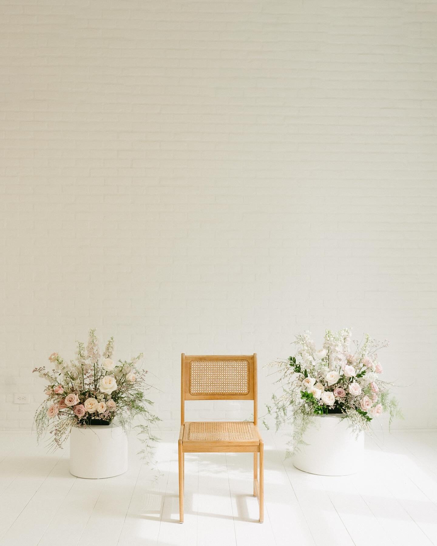 3 things we love: @saltandsandphotos 🫶🏼, @boiseurbanstudio ✨, &amp; all the lavender/mauve toned florals.💟

#florals #floraldesign #studioshoot #weddingflorist #idahoflorist #flowers #flowersofinstagram #lavender