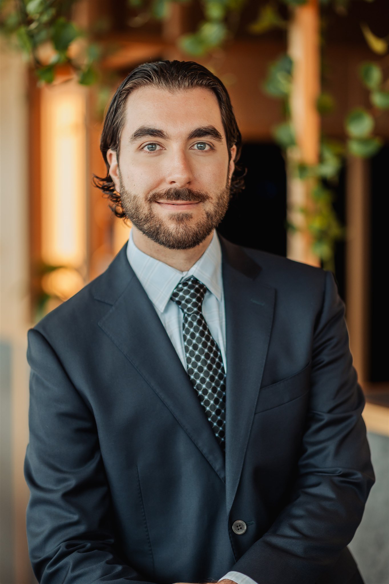 Photo corporative d'un homme barbu souriant en complet marine, Montréal