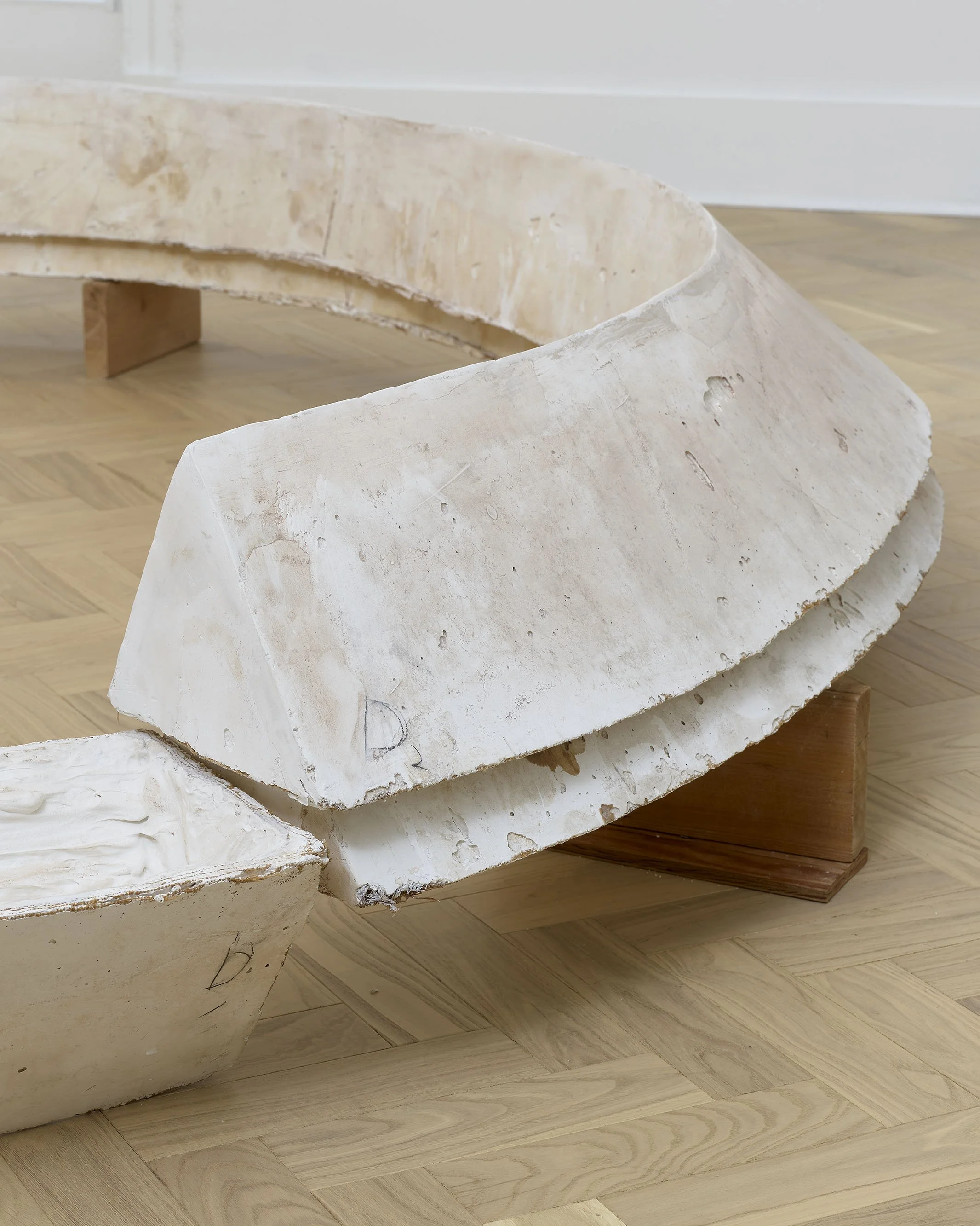 Bruce Nauman,
Skewed Tunnel and Trench in False Perspective,
1981,
Plaster, burlap, wood,
45.1 x 302.3 x 302.3 cm / (17¾ x 119⅛ x 119⅛ in)